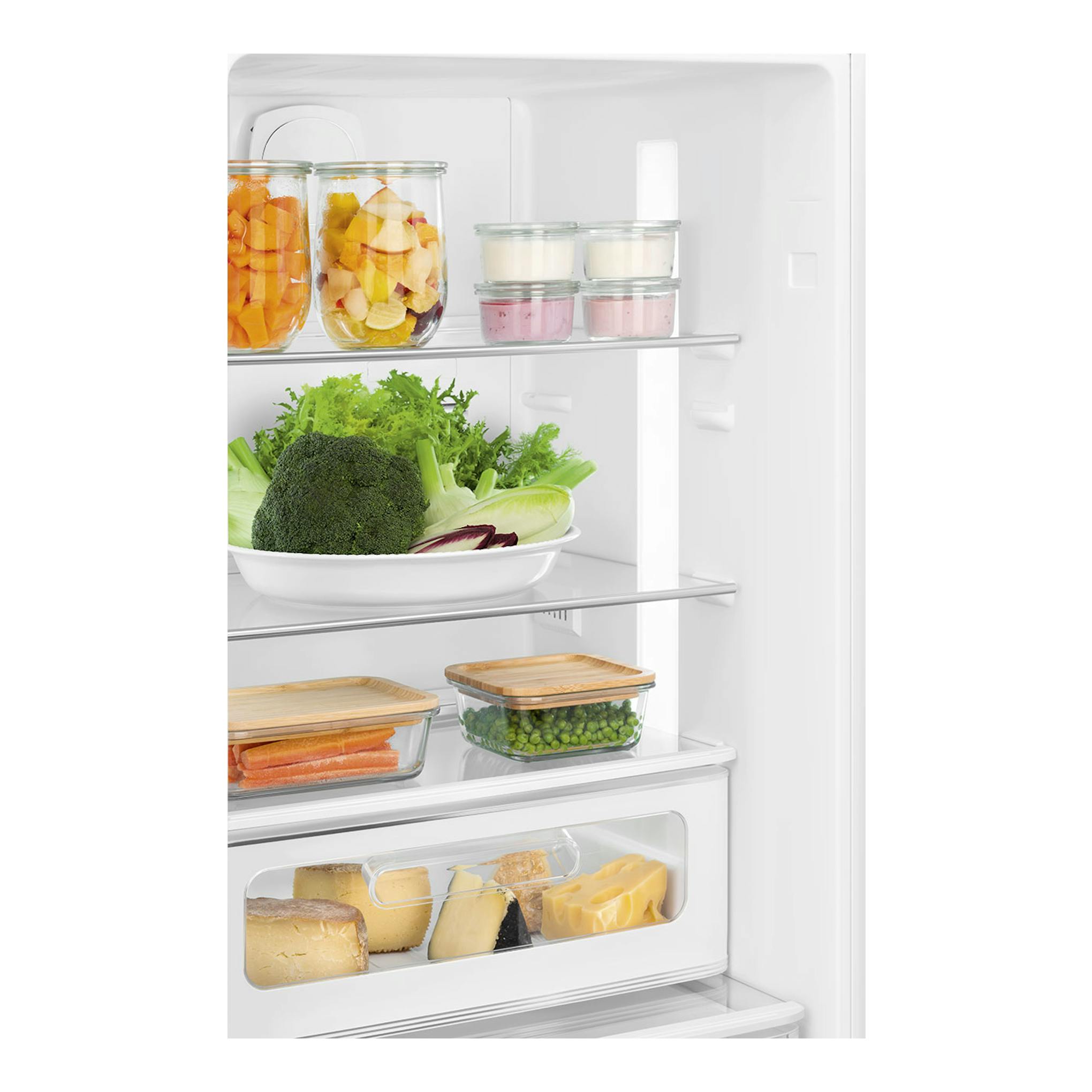 Interior de frigorífico Smeg FAB32LCR6 en color crema, con estantes de vidrio y alimentos almacenados.