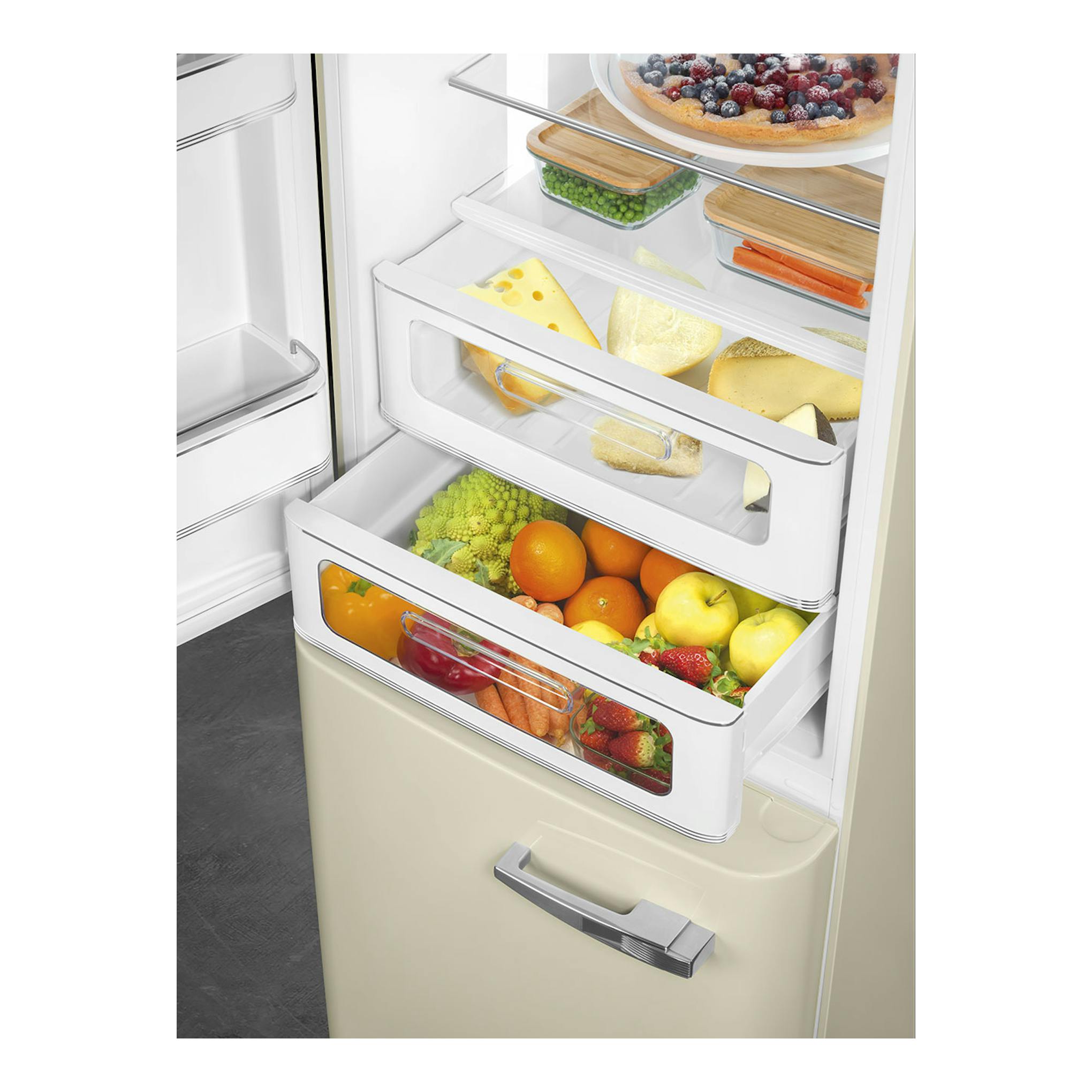 Frigorífico combi Smeg FAB32LCR6 crema, con cajones abiertos y frutas y verduras en el interior.