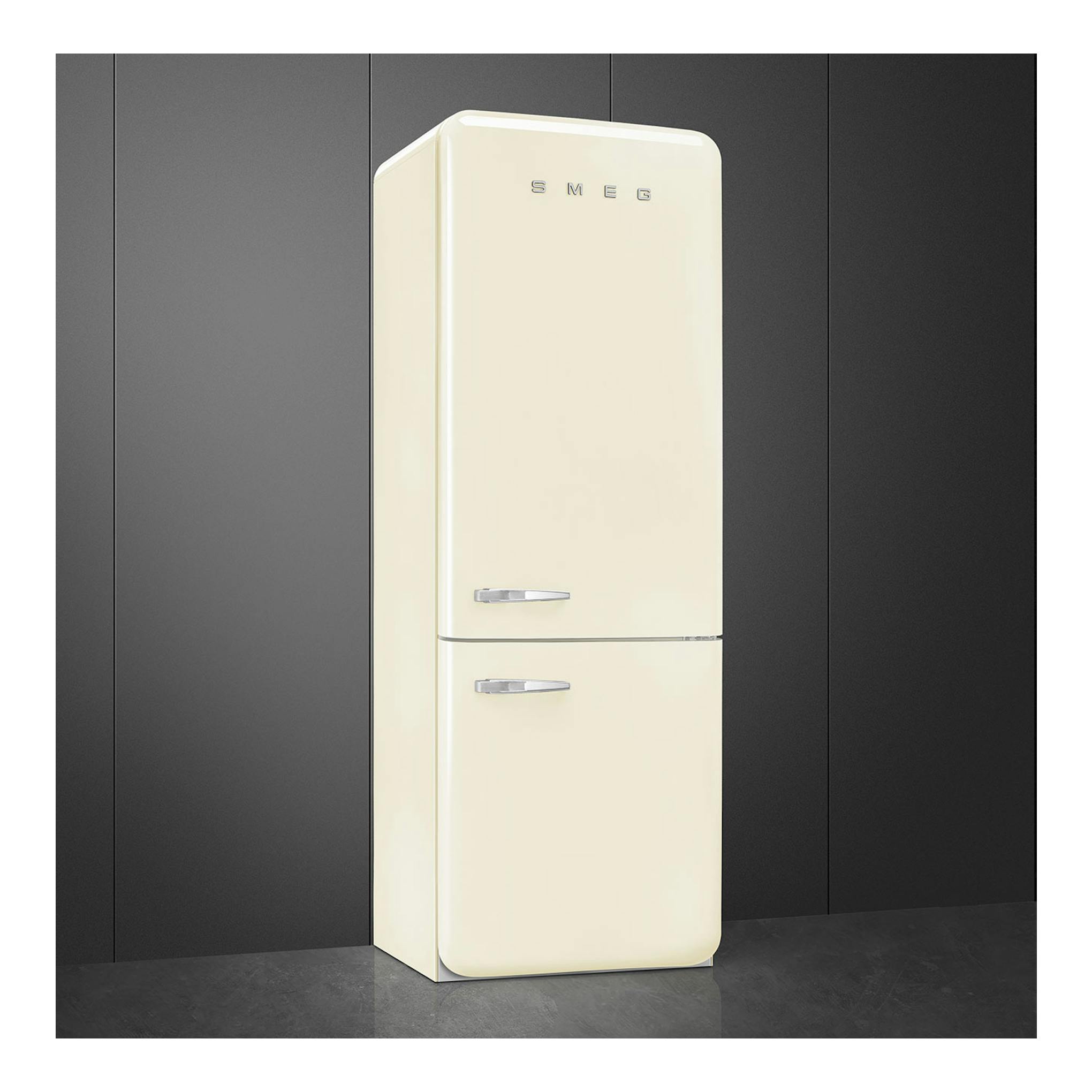 Frigorífico combi Smeg FAB38RCR6 crema, vista frontal en ángulo, con dos puertas y logo Smeg.