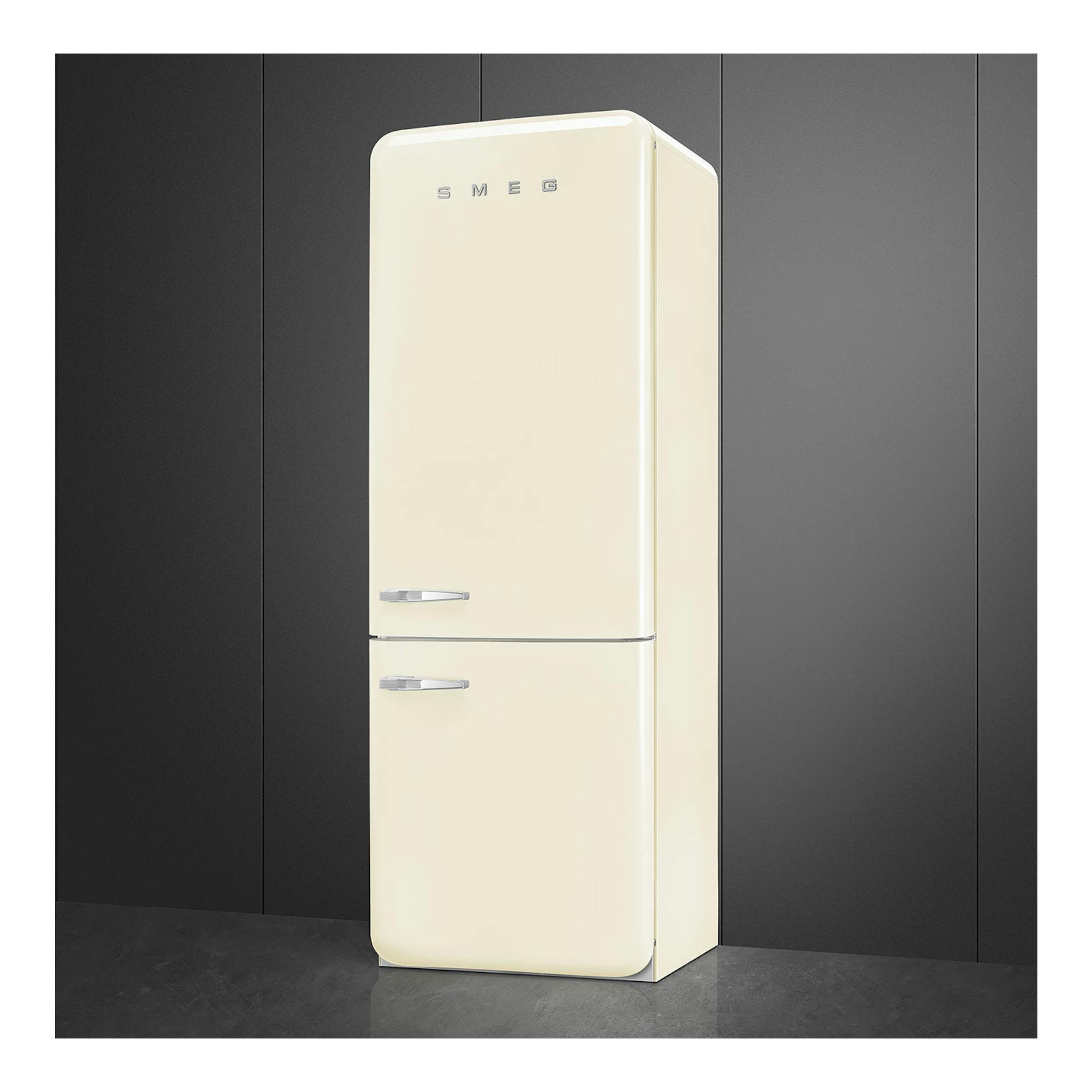 Frigorífico combi Smeg FAB38RCR6 color crema, vista frontal en ángulo, con dos puertas y tiradores cromados.