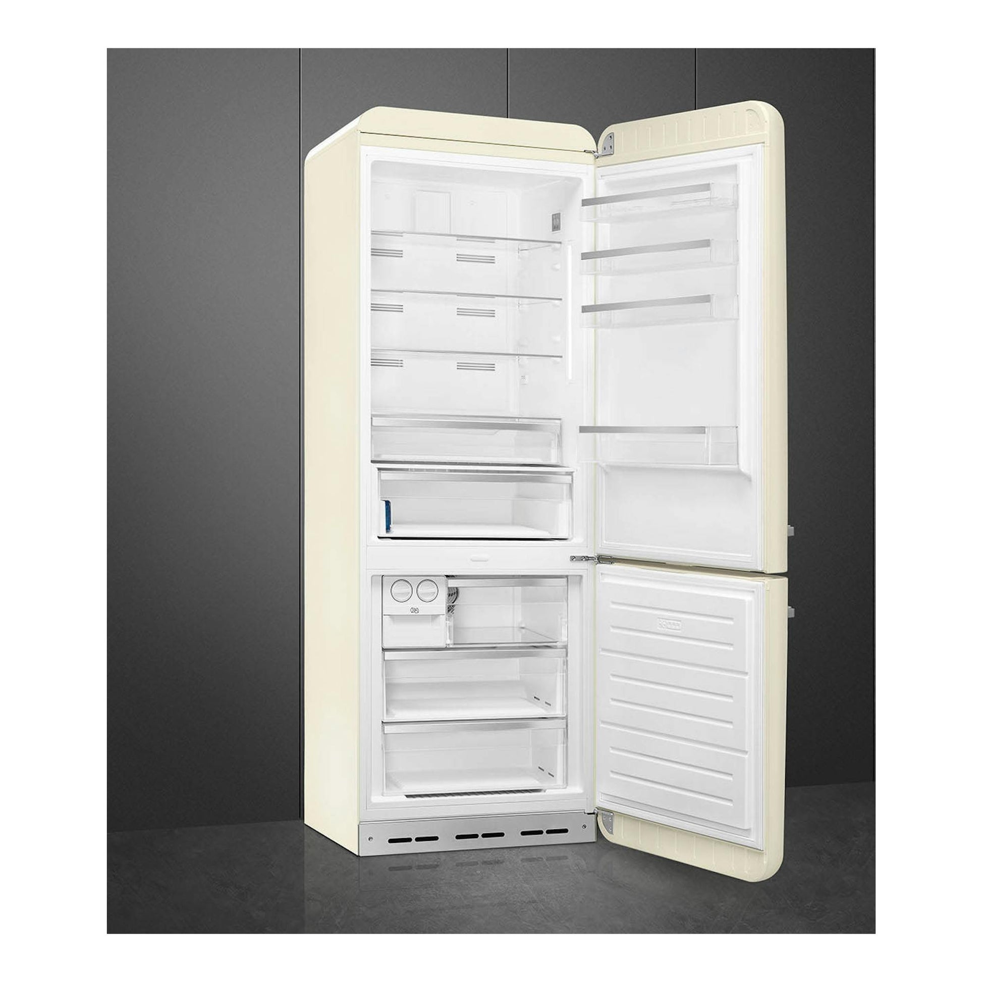 Frigorífico combi Smeg FAB38RCR6 crema, vista frontal con puertas abiertas y compartimentos interiores visibles.