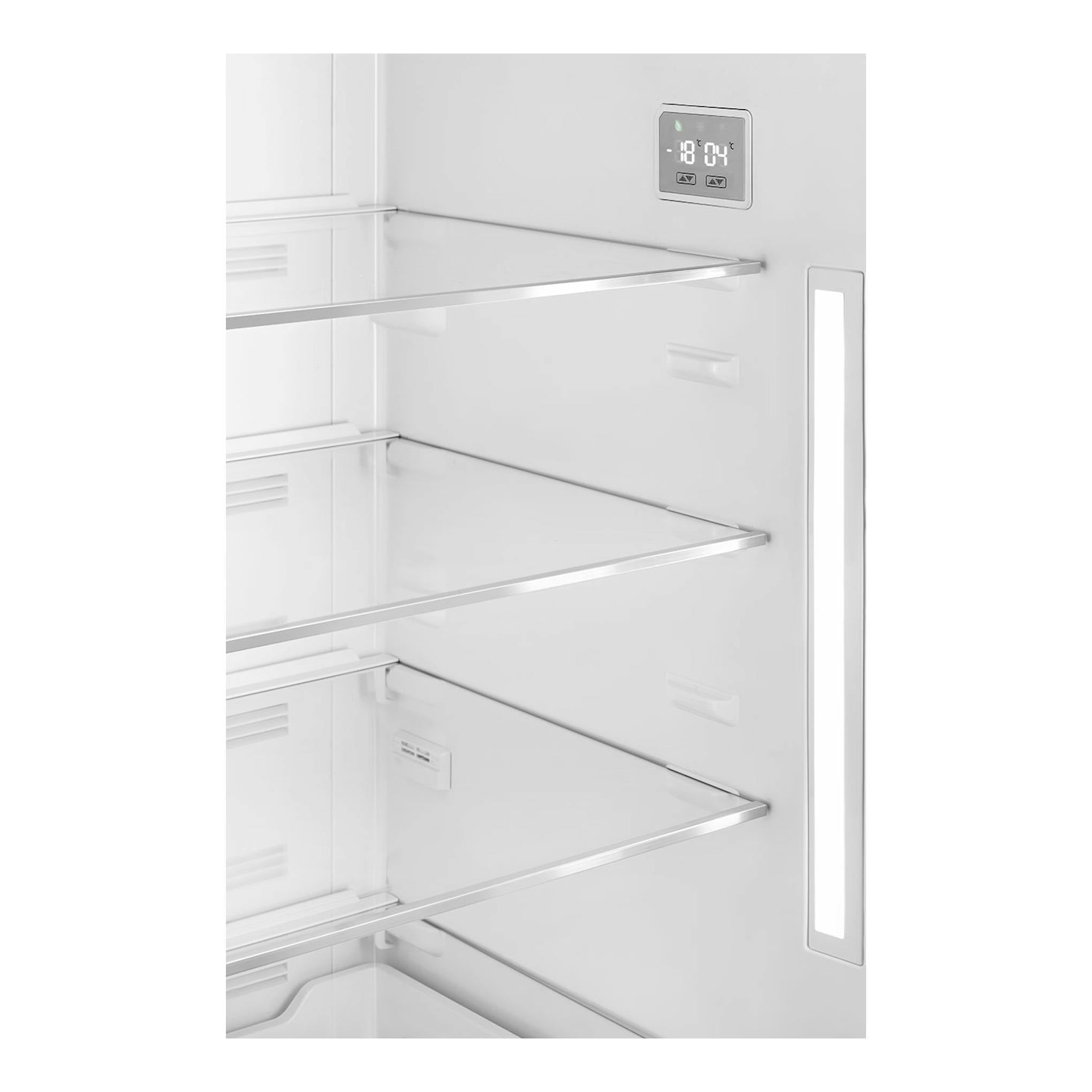 Interior de frigorífico Smeg FAB38RCR6 crema, vista frontal con estantes de vidrio, panel digital y luz LED.