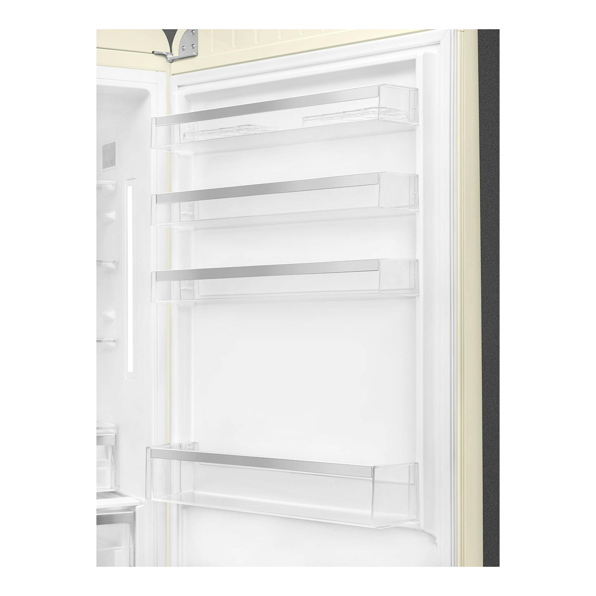 Interior de la puerta de un frigorífico Smeg FAB38RCR6 crema, con baldas transparentes y bordes grises.