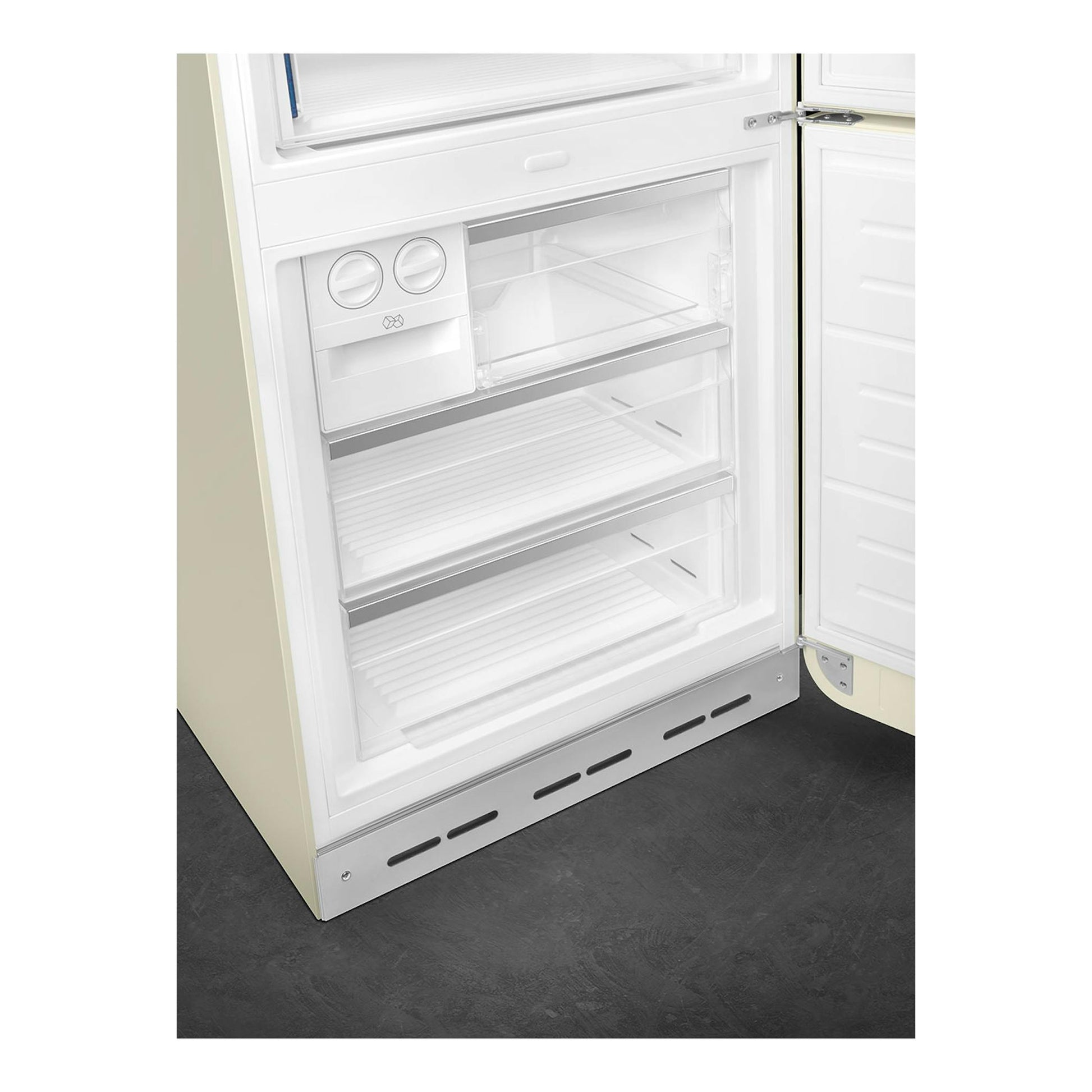 Frigorífico combi Smeg FAB38RCR6 crema, vista frontal con puerta abierta y cajones interiores visibles.