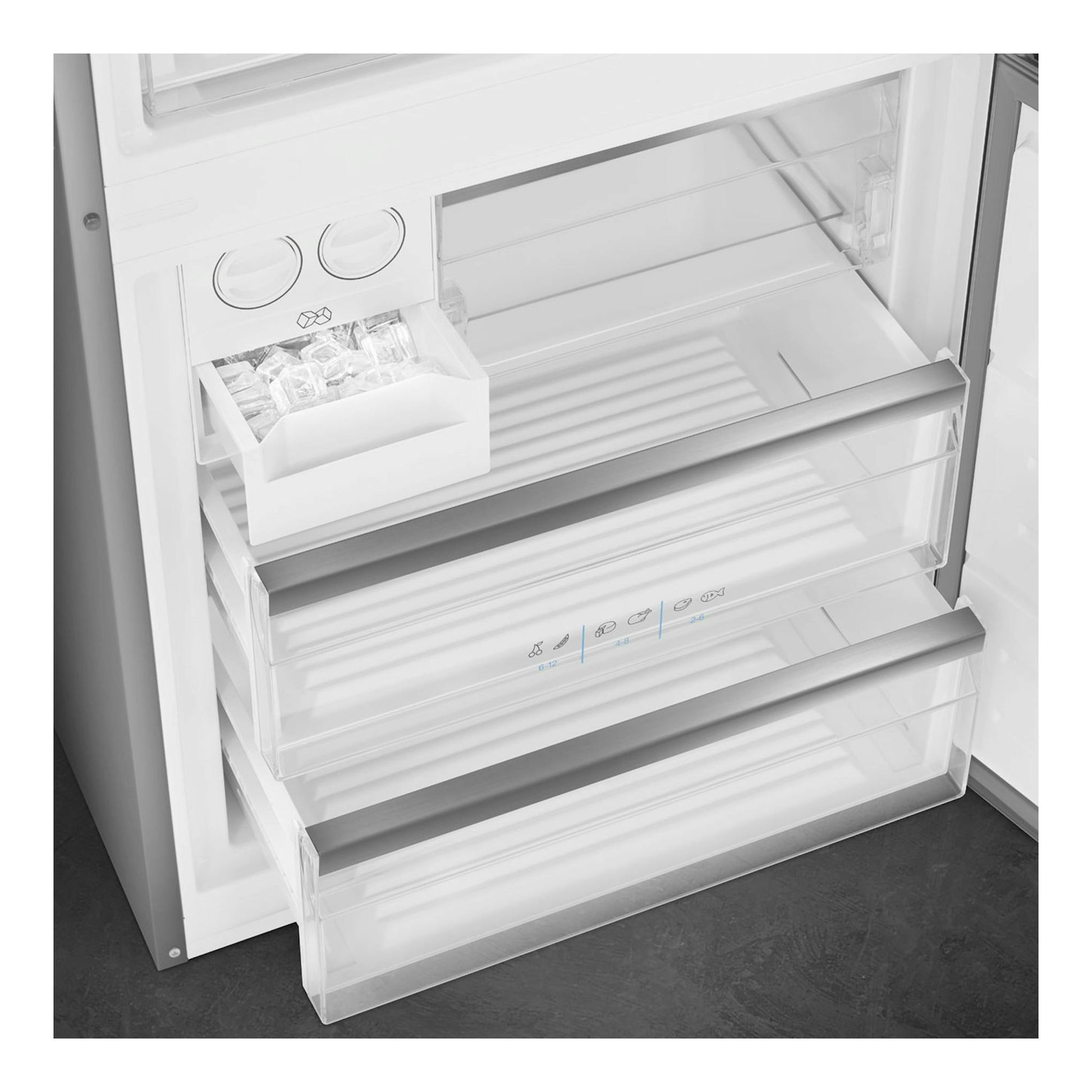 Interior de un frigorífico combi Smeg FC48XDNE en blanco, con cajones transparentes y bandeja de hielo, vista frontal.