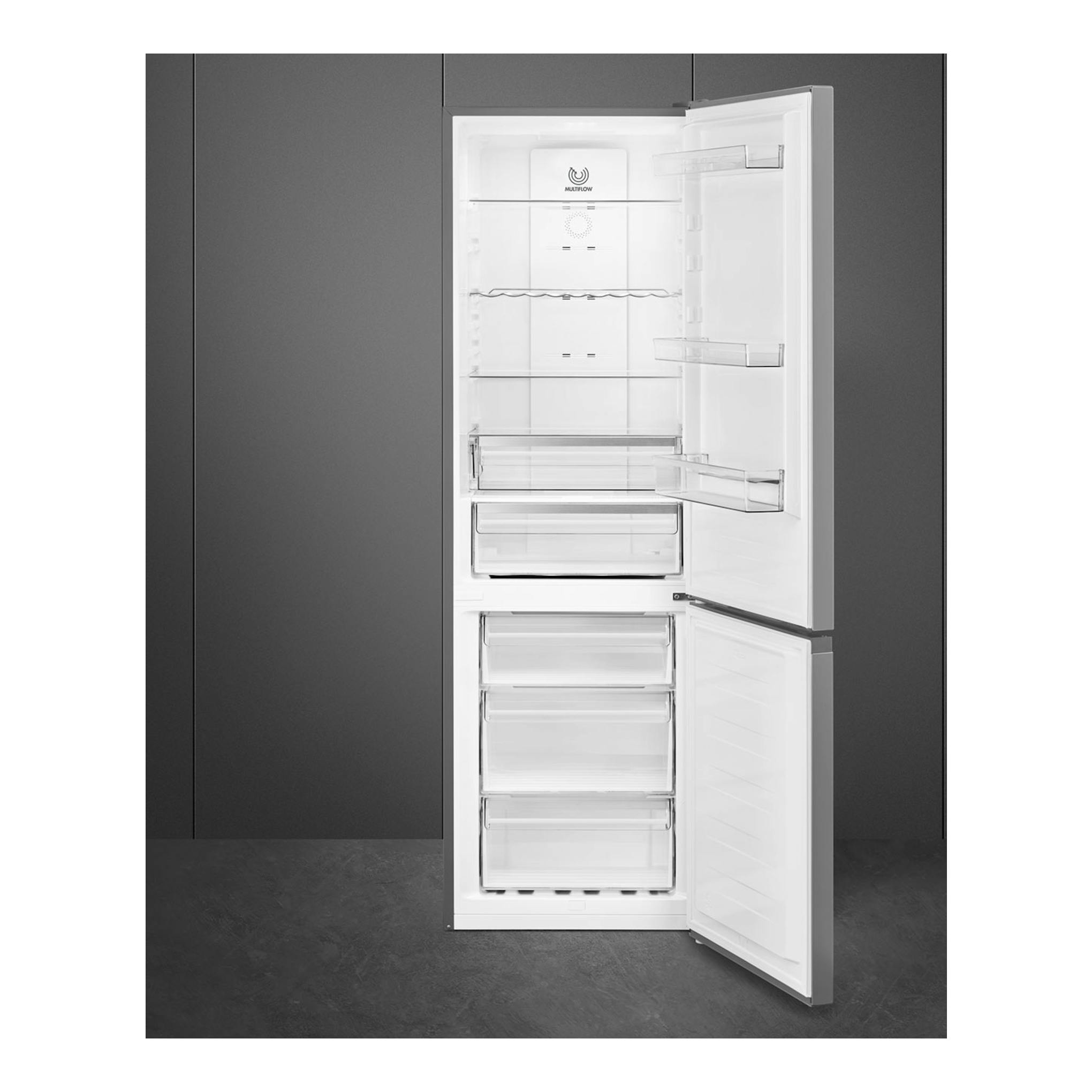 Frigorífico combi Smeg RC18XDNC blanco, vista frontal con la puerta abierta y el interior visible.