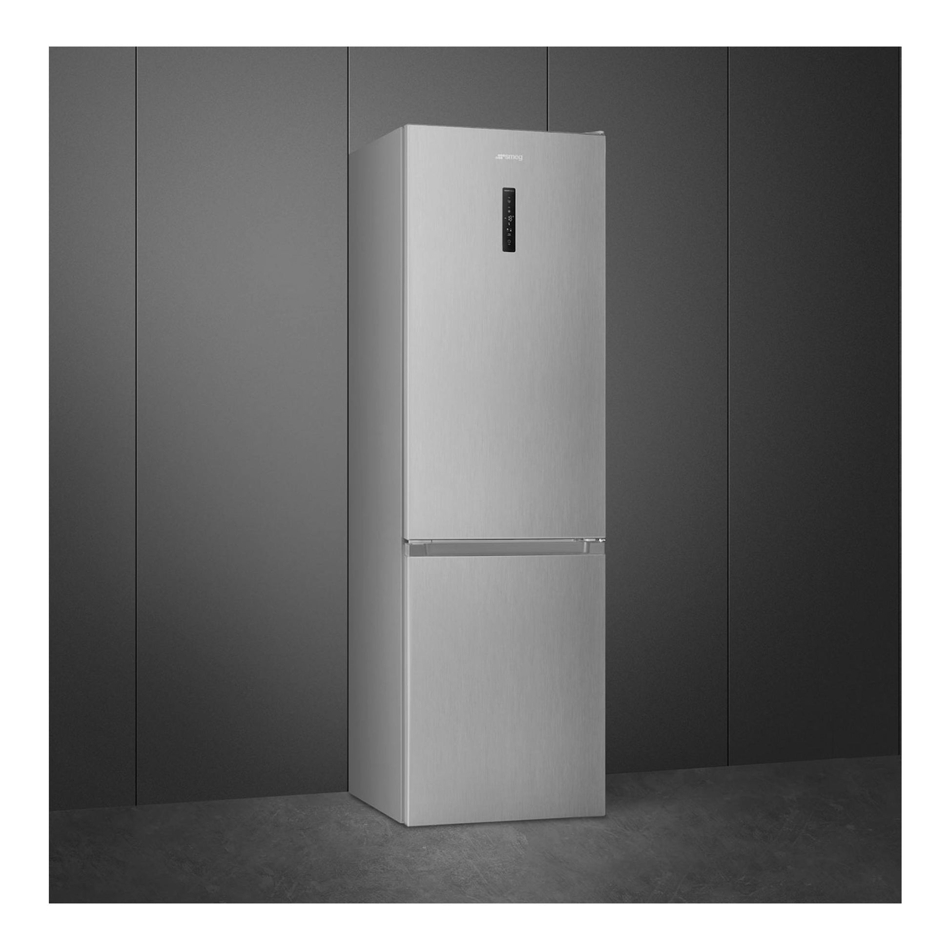 Frigorífico combi Smeg RC18XDNC en inox, vista frontal ligeramente en ángulo, con congelador inferior.