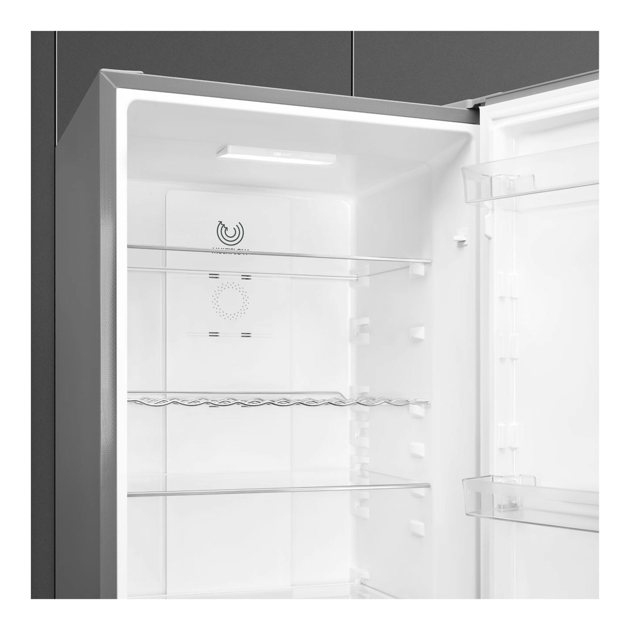 Frigorífico combi Smeg RC18XDNC abierto, interior blanco con estantes de vidrio y acabado inox.