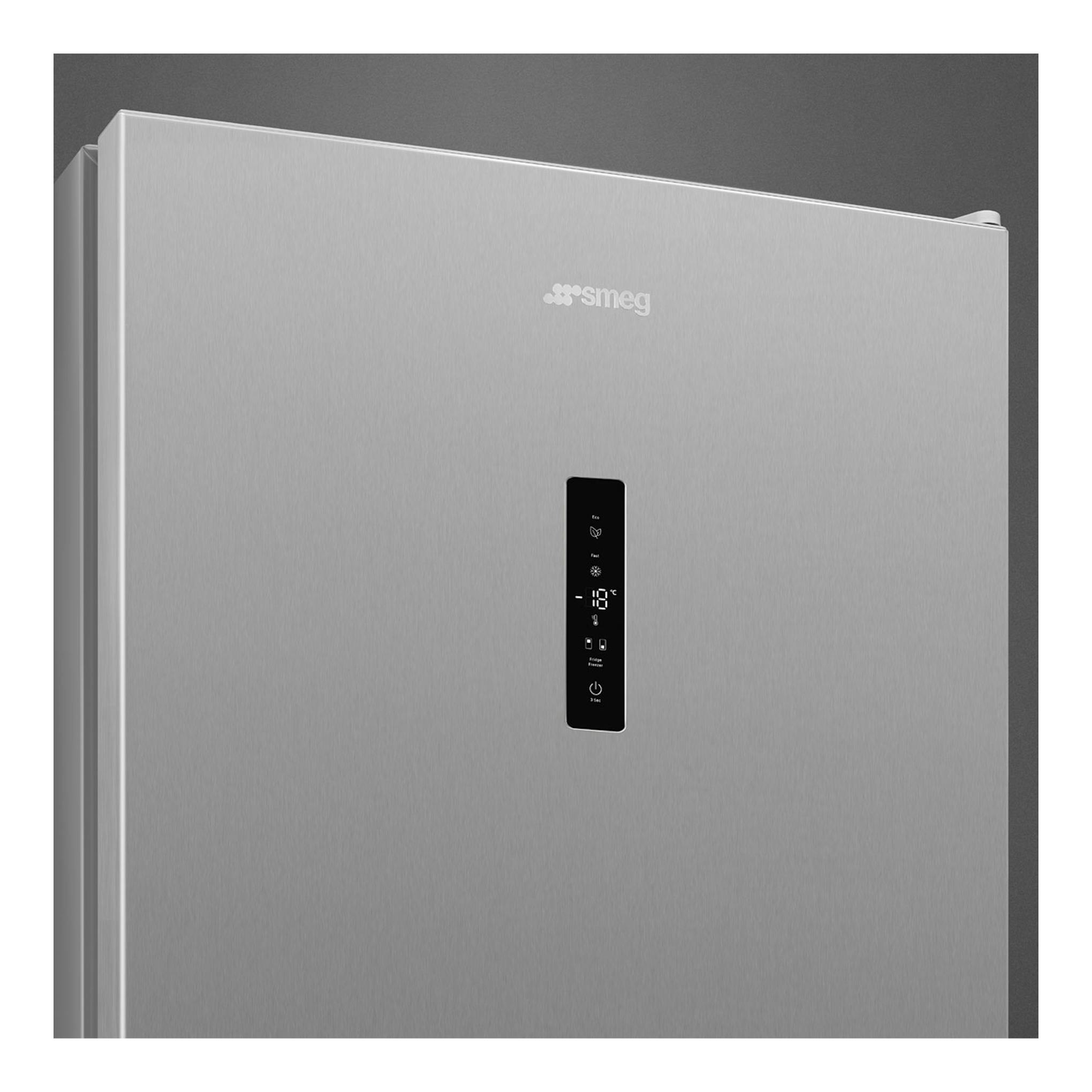 Frigorífico combi Smeg RC18XDNC de inox, vista frontal con panel táctil negro centrado.