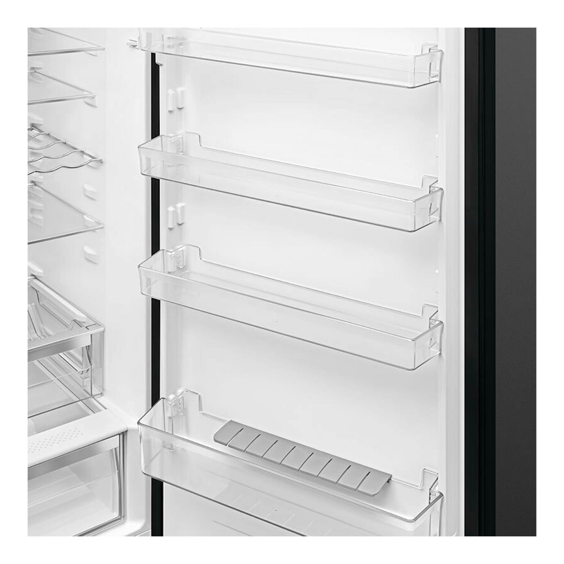Interior de la puerta de un frigorífico Smeg RC20KDND negro, con baldas transparentes y cajones blancos.