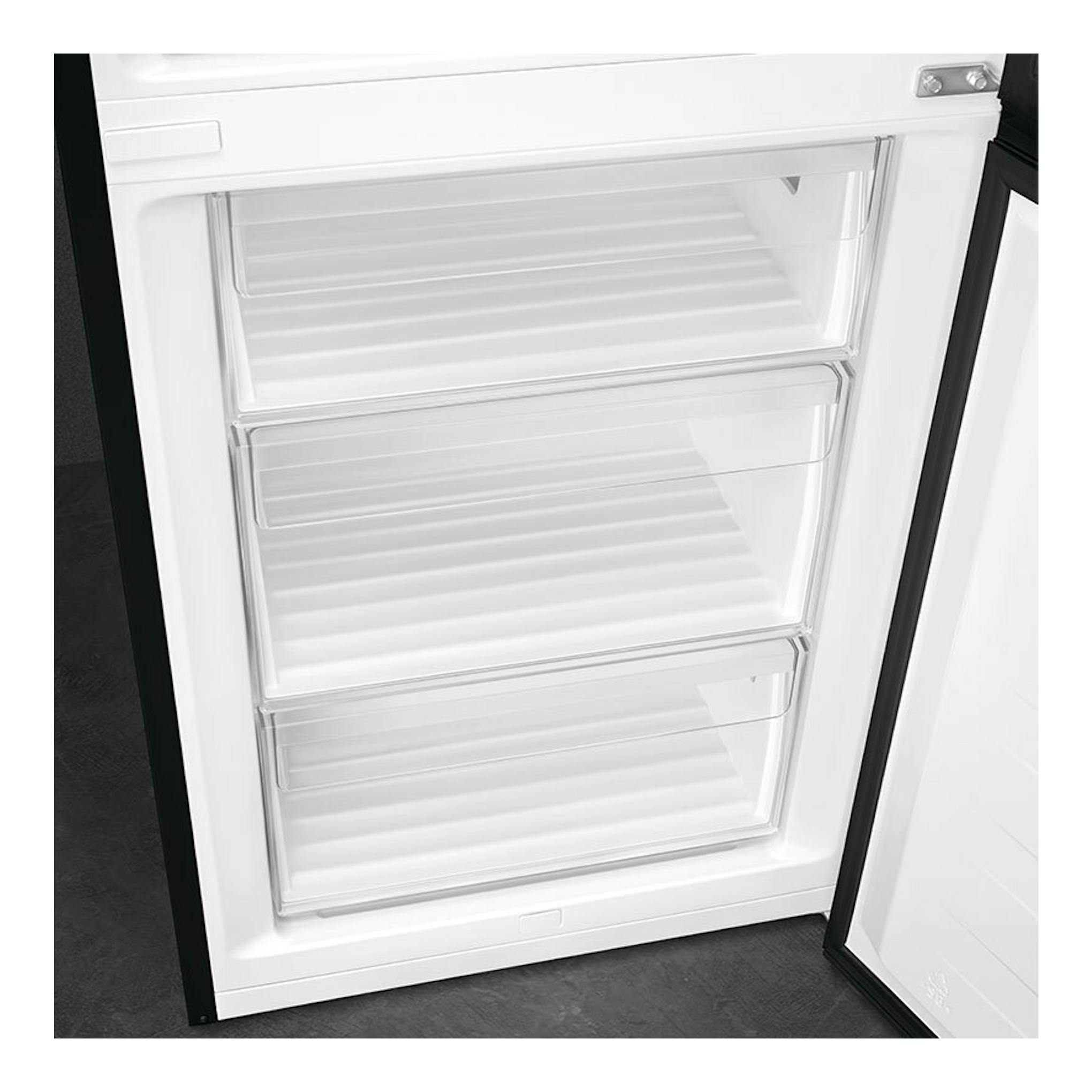 Frigorífico combi Smeg RC20KDND negro, vista frontal del interior con tres cajones transparentes.