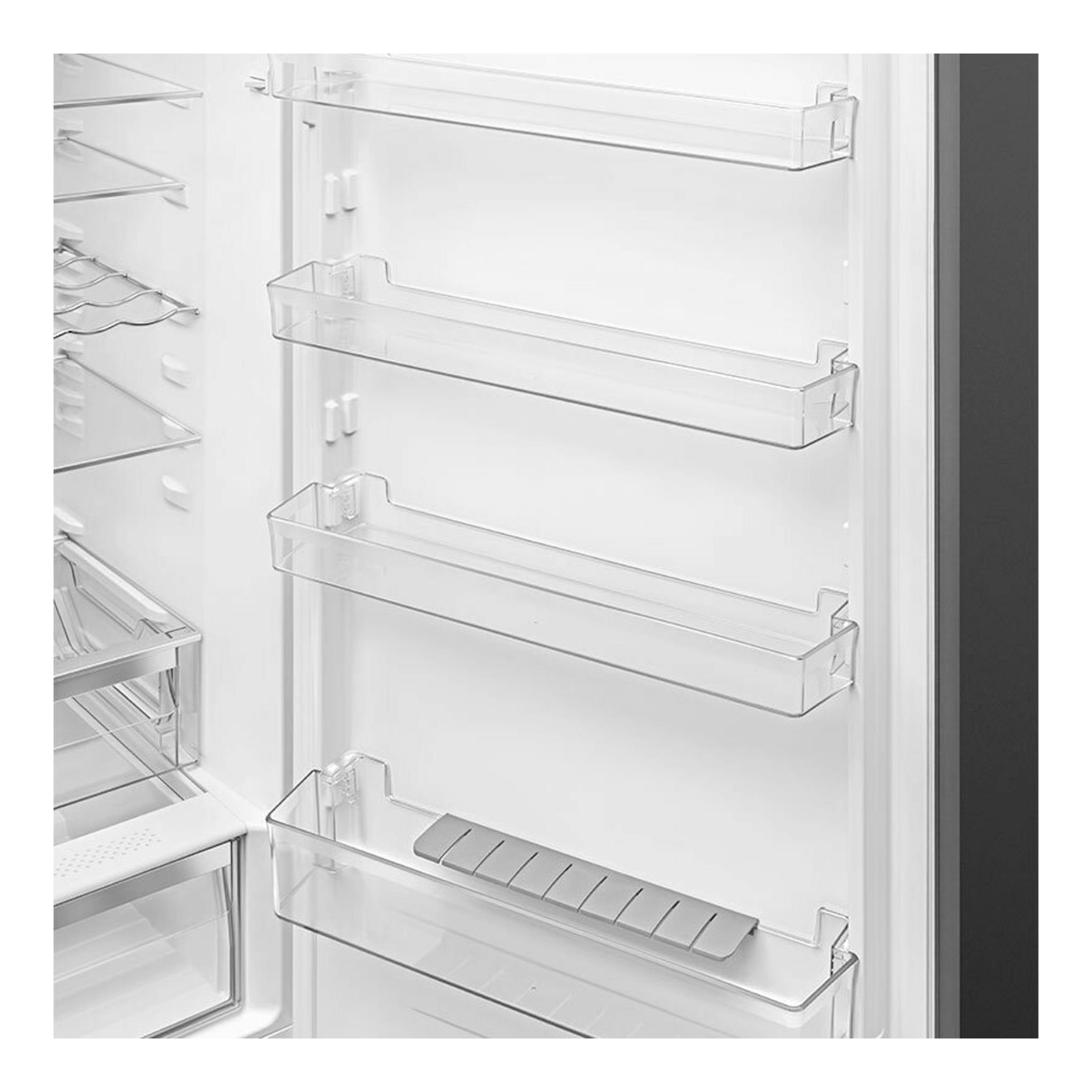 Vista frontal del interior de la puerta de un frigorífico combi Smeg RC20XDND, blanco, con baldas transparentes.