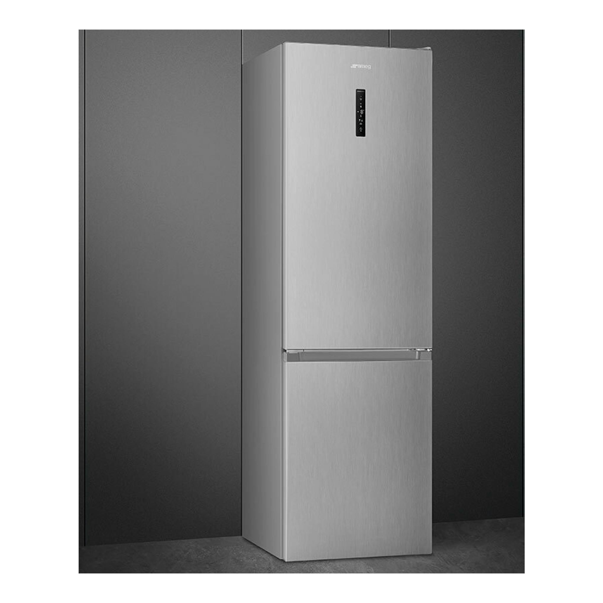 Frigorífico combi Smeg RC20XDND inox, vista frontal, acabado acero inoxidable, con panel de control negro.