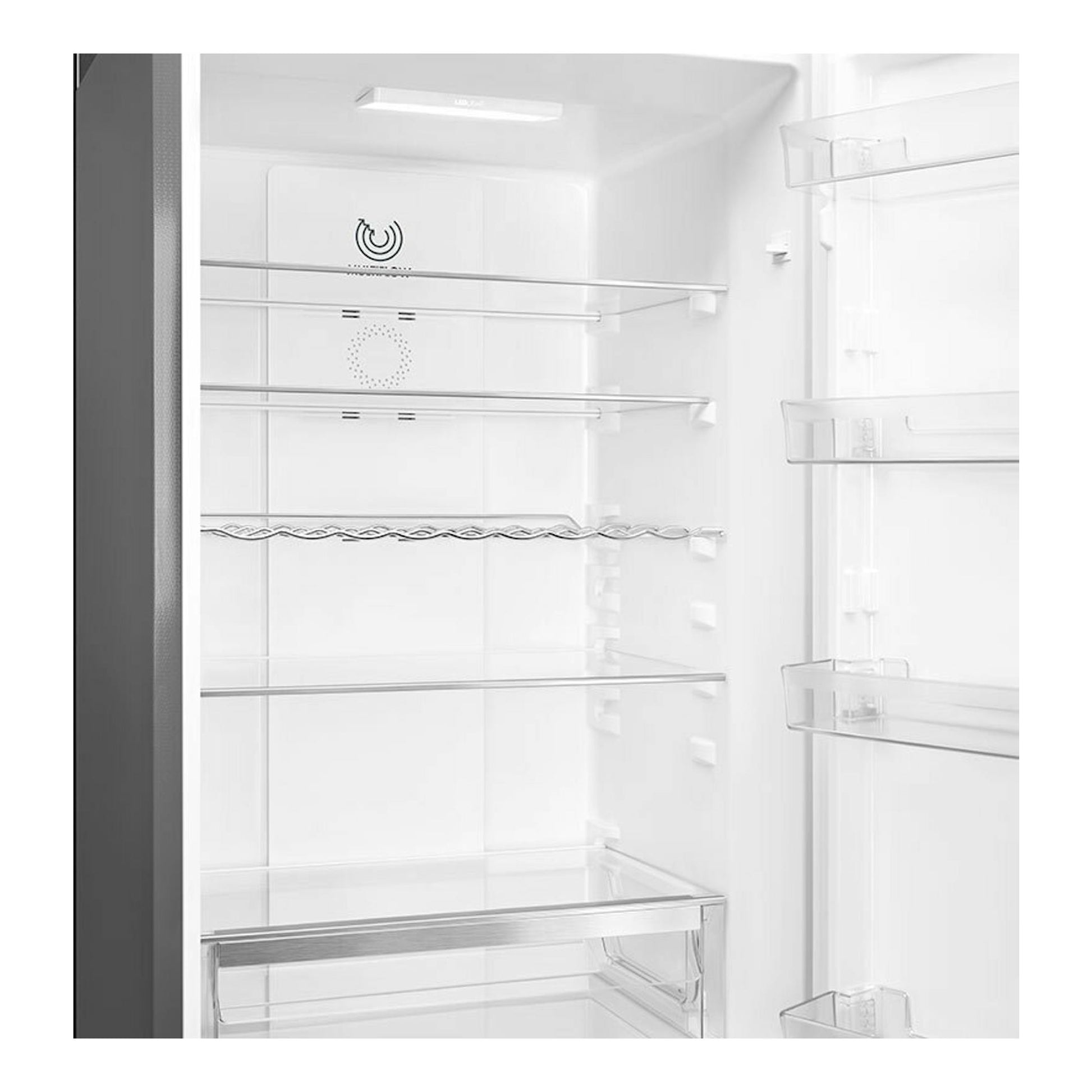 Interior de frigorífico combi Smeg RC20XDNE, blanco, con baldas de vidrio y cajón, vista frontal abierta.