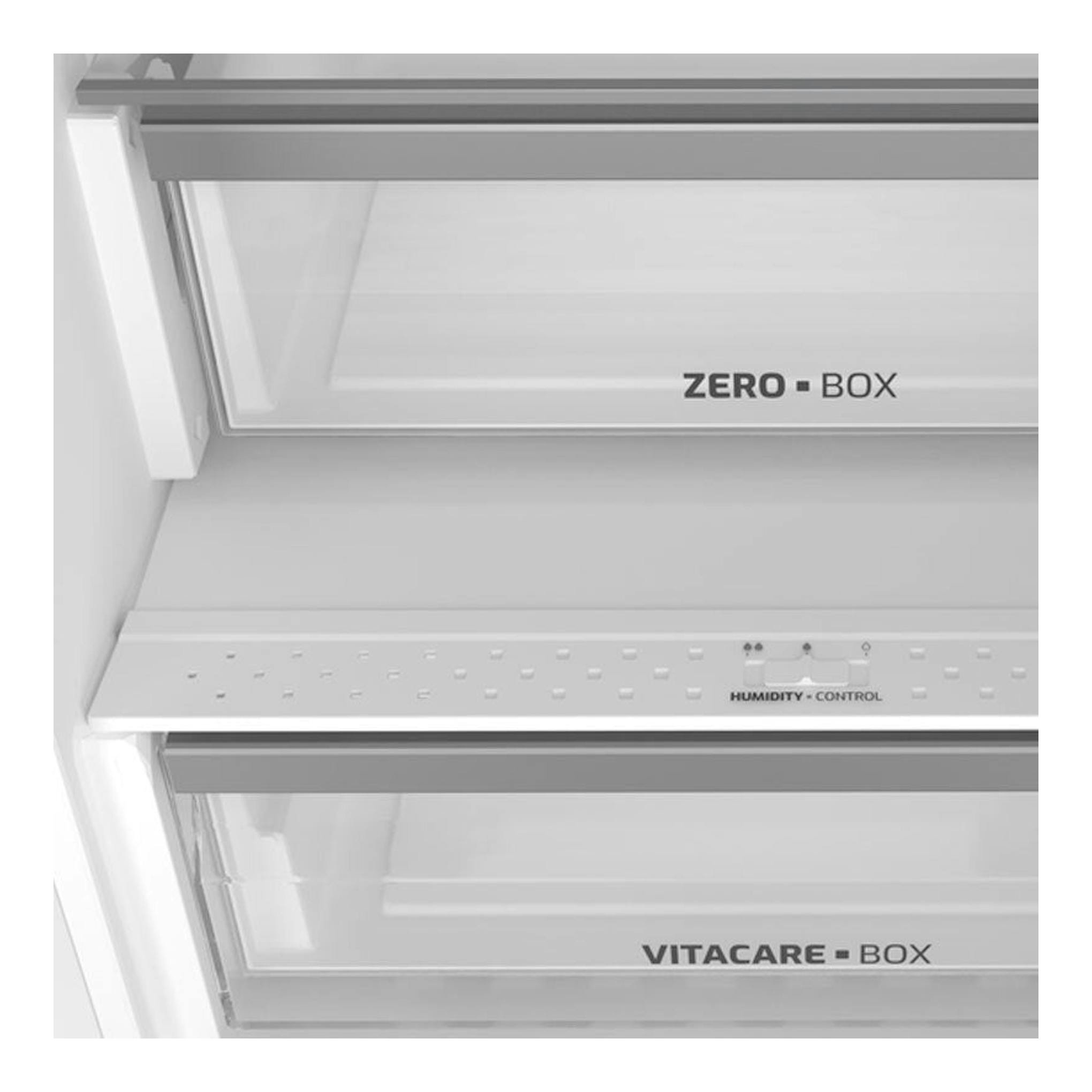 Primer plano del interior de un frigorífico Teka RBF 78625 blanco, con cajones Zero Box y Vitacare Box.