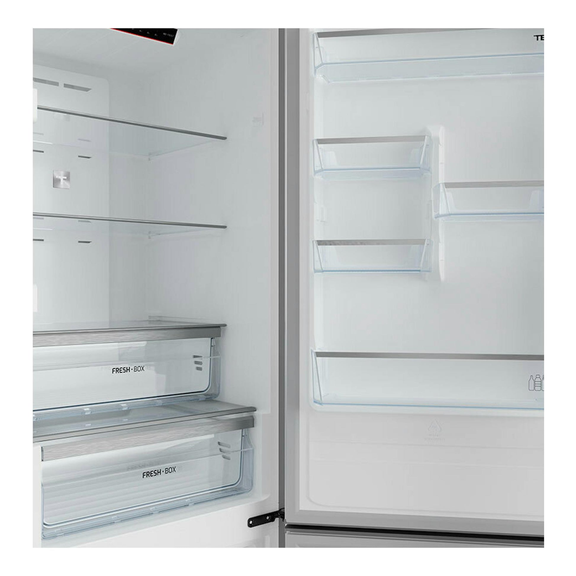 Interior de frigorífico combi Teka RBF44630 blanco, vista frontal, con estantes y cajones Fresh Box.
