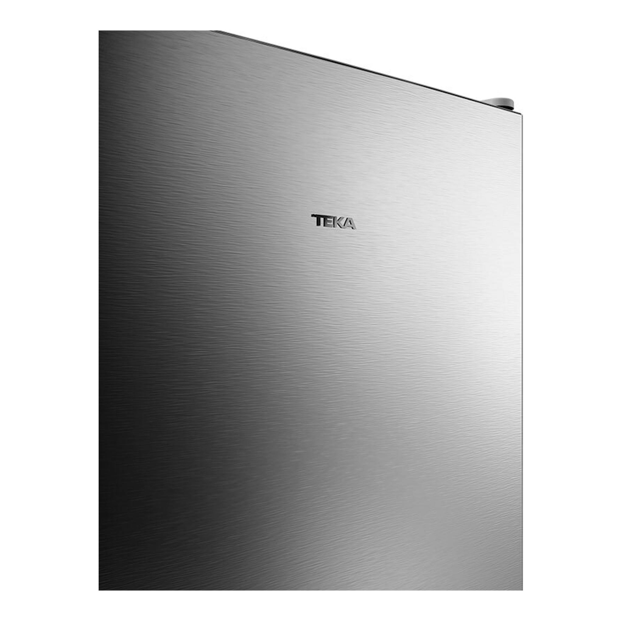 Frigorífico combi Teka RBF44630 Inox, primer plano de la puerta frontal en acero inoxidable con logo TEKA.