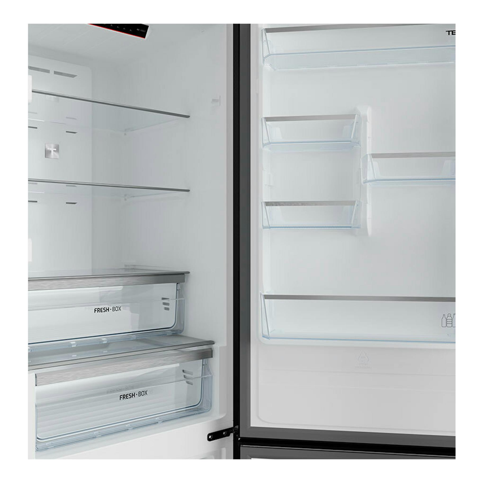 Frigorífico combi Teka RBF44630 negro, interior abierto con estantes y cajones vistos de frente.