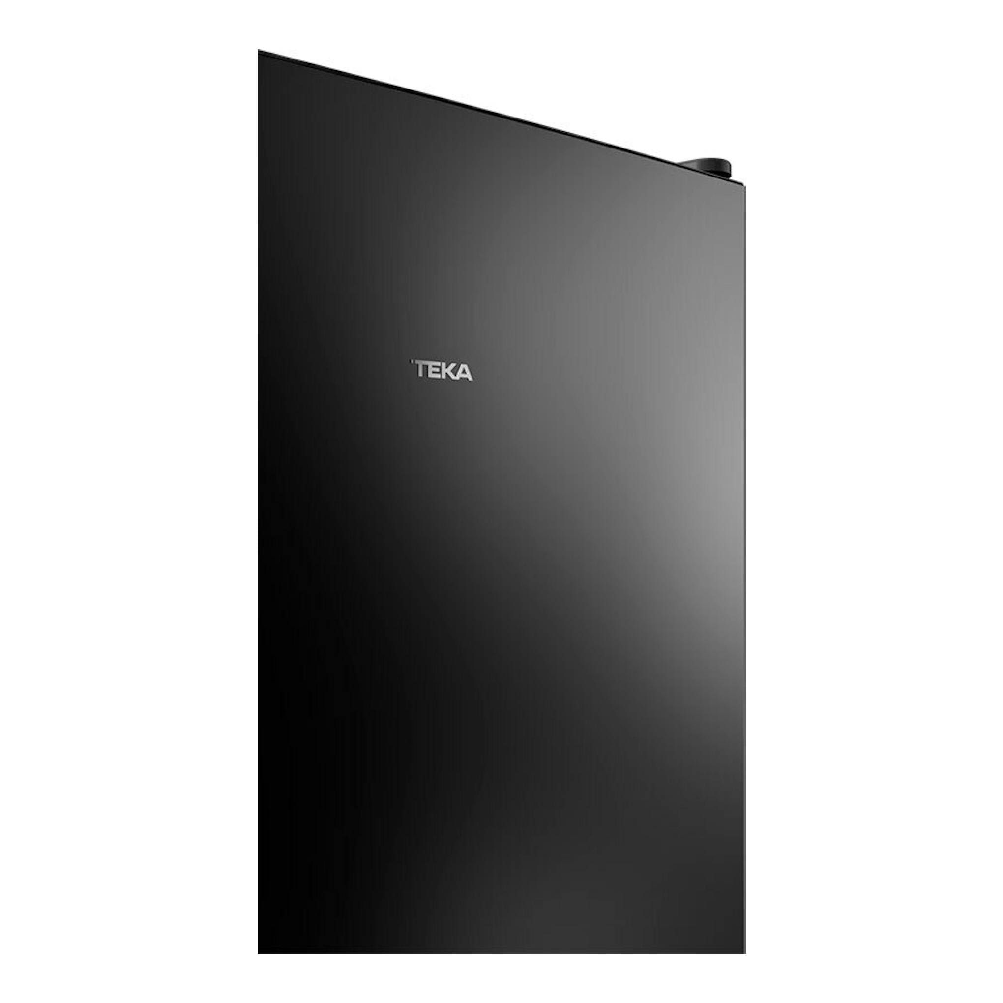 Frigorífico combi Teka RBF44630 negro, vista frontal parcial con logo Teka visible.