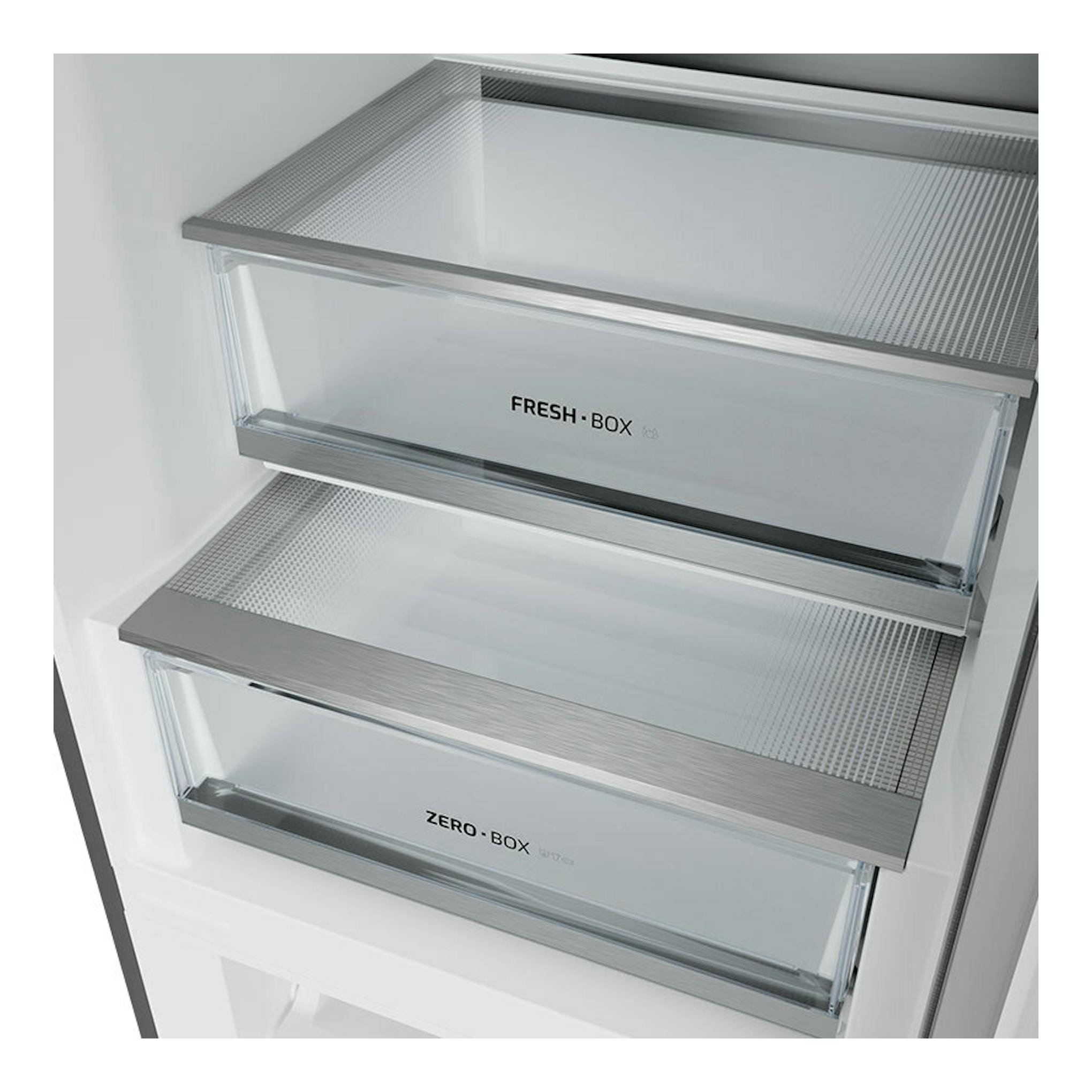 Interior de frigorífico combi Teka RBF64660 Inox, vista en ángulo de cajones Fresh Box y Zero Box.