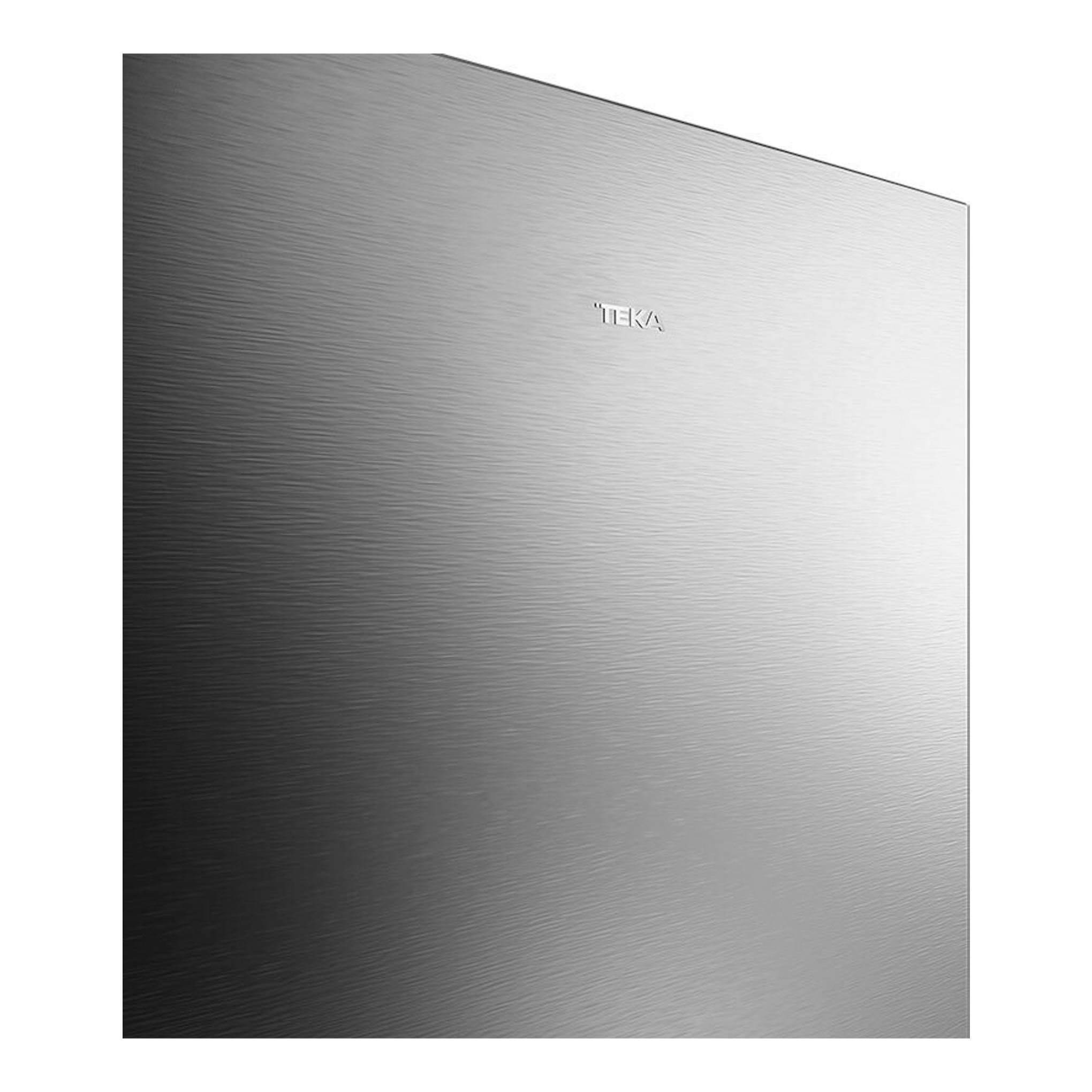 Frigorífico combi Teka RBF64660 inox, vista frontal parcial de puerta en acero inoxidable con logotipo TEKA.