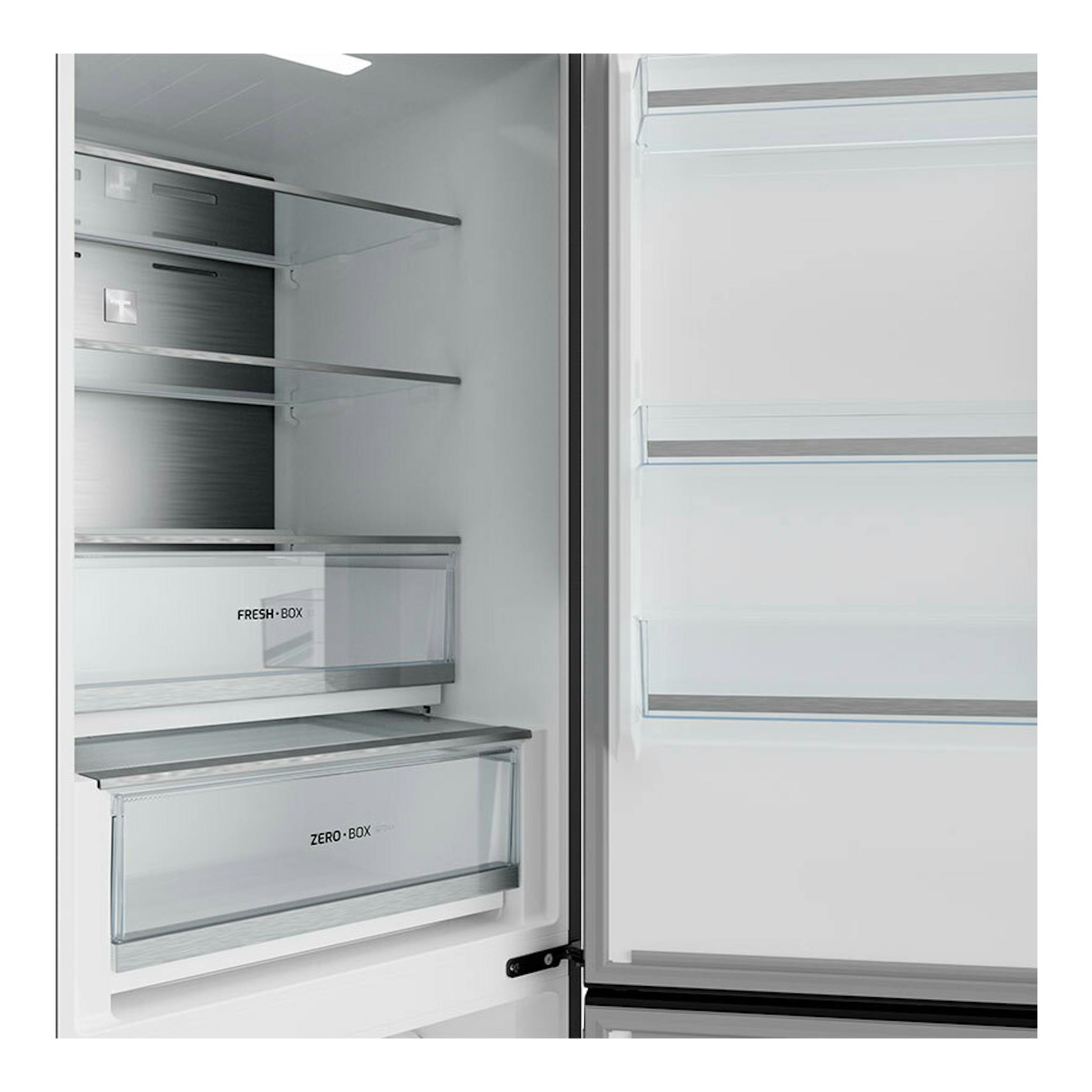 Interior de frigorífico combi Teka RBF68670 inox, con baldas de cristal, Fresh-Box y Zero-Box.