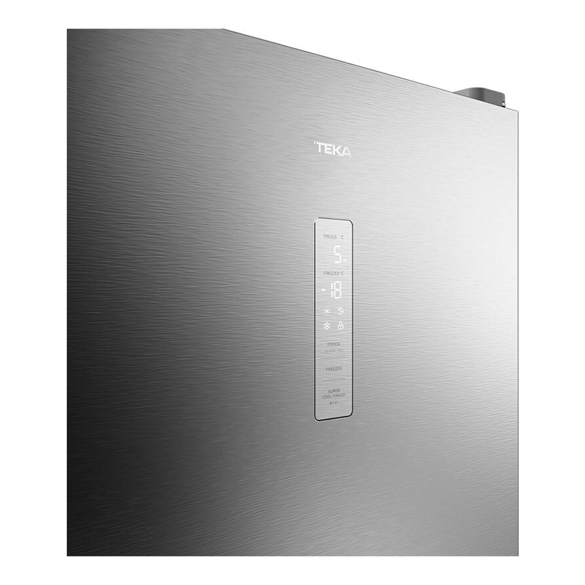 Frigorífico combi Teka RBF68670 inox, vista frontal en acero inoxidable con panel táctil vertical.