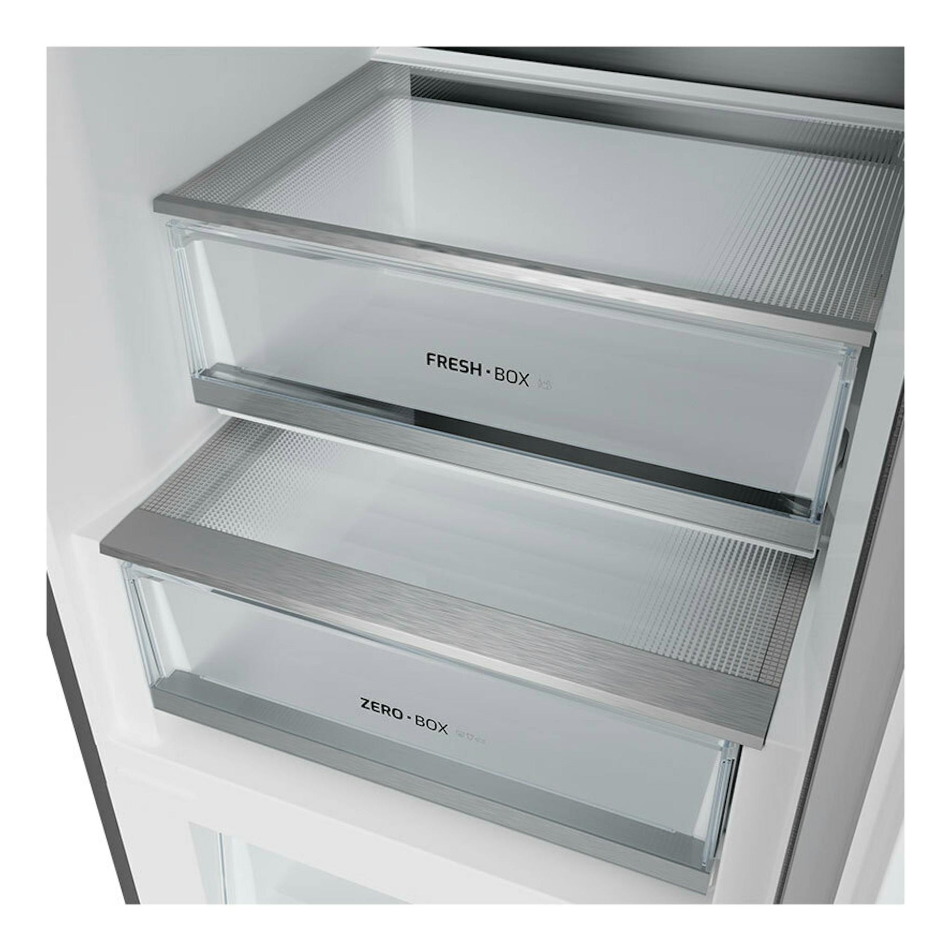 Interior de frigorífico Teka RBF84680 Inox, vista frontal, con cajones transparentes Fresh Box y Zero Box.