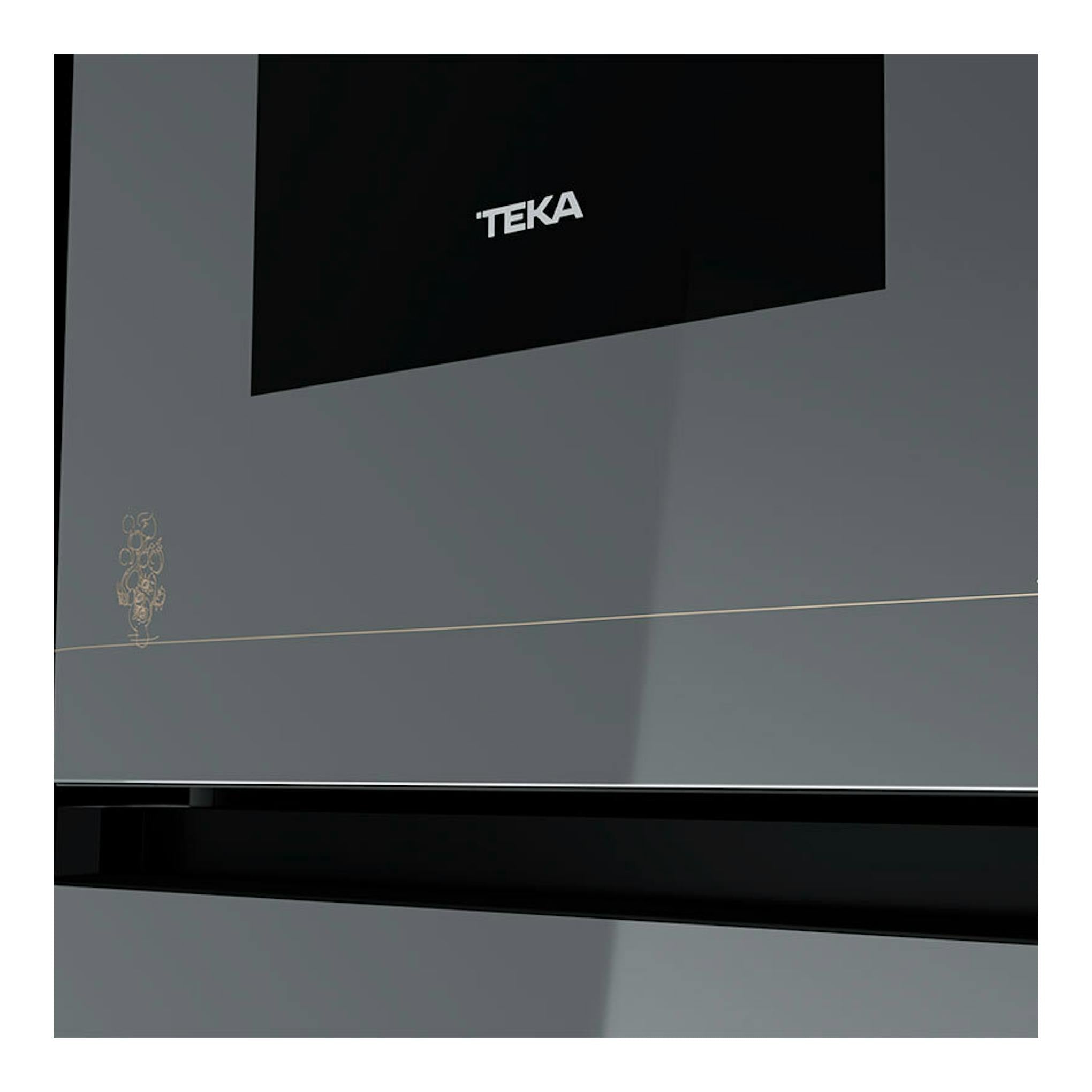 Frigorífico combi Teka RBF88670, vista frontal en negro y gris, con logotipo TEKA y detalle decorativo dorado.