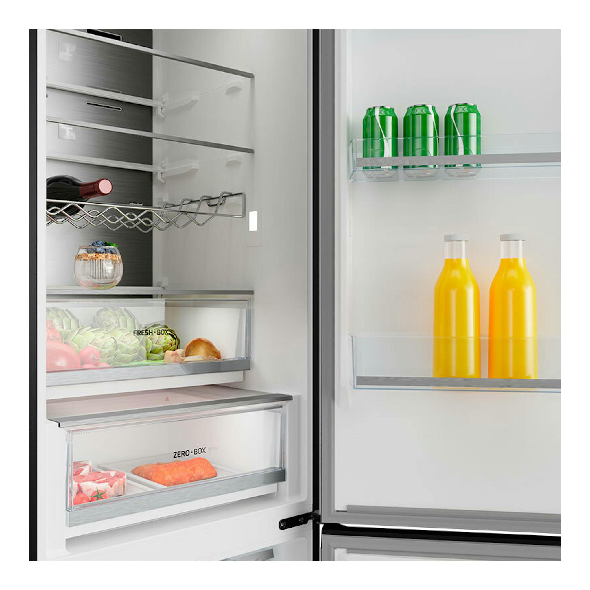 Vista frontal del interior de un frigorífico combi Teka RBF88680 Inox abierto, con botellas y cajones.