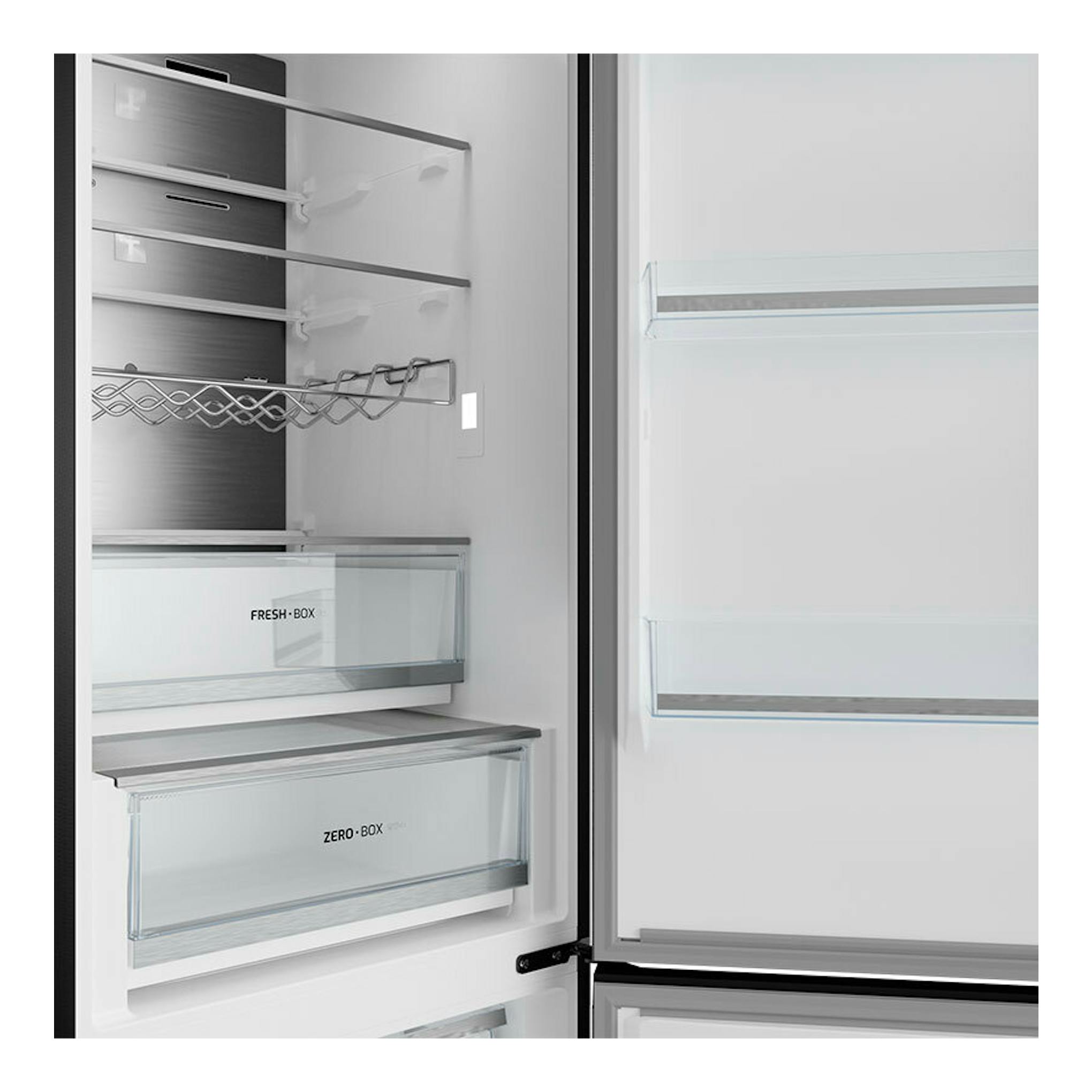 Vista interior de frigorífico combi Teka RBF88680 Inox, con estantes, botellero y cajones Fresh Box y Zero Box.