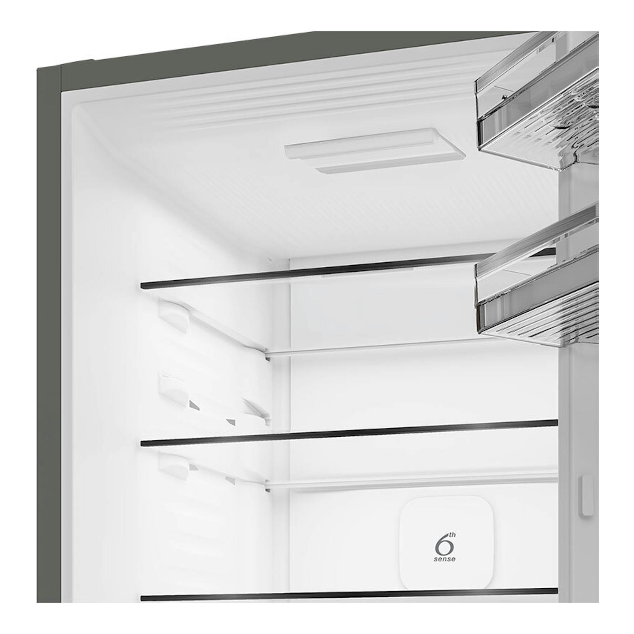 Interior frontal de frigorífico Whirlpool WHK 22412 X5EE inox, con estantes de vidrio y cajones transparentes.