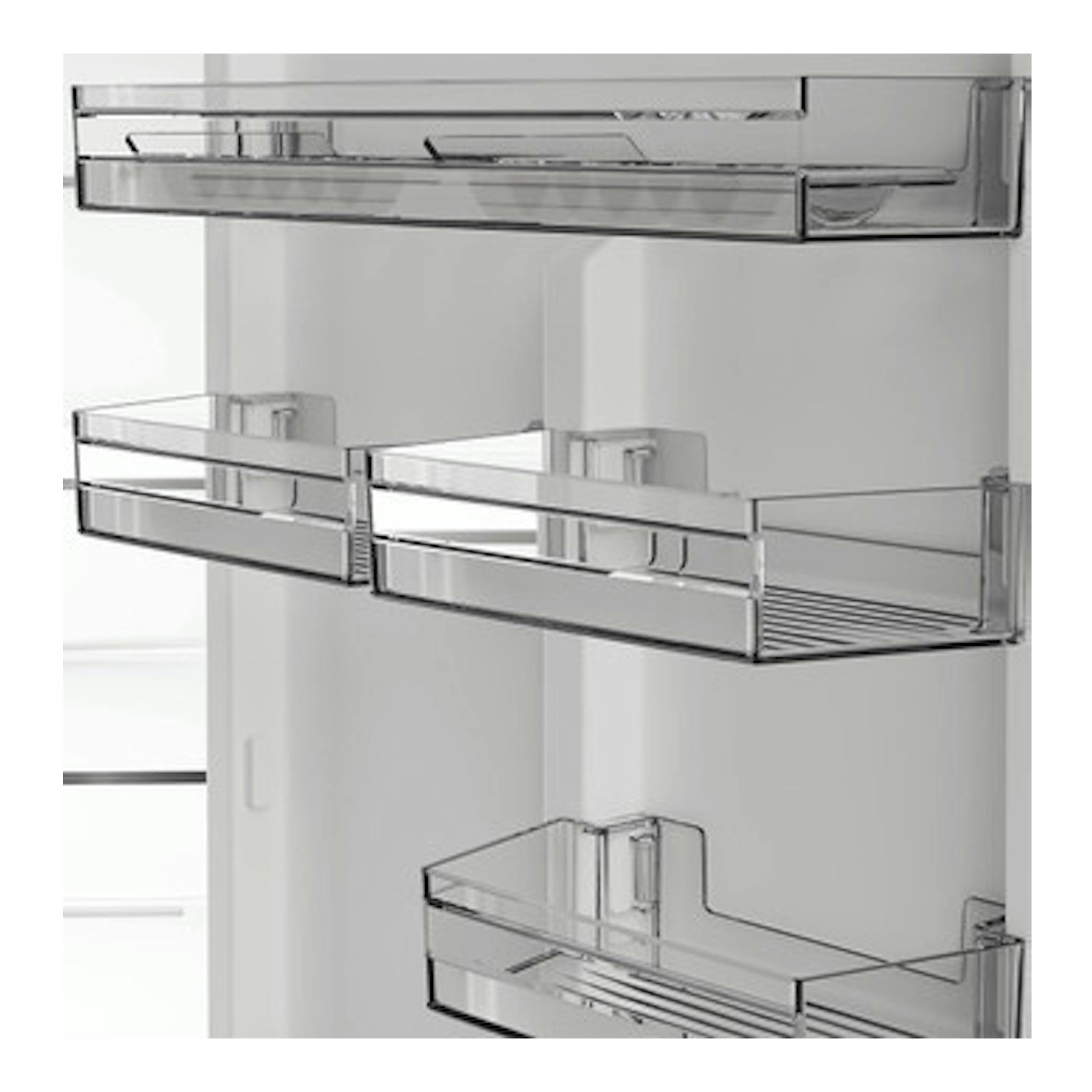 Interior de frigorífico blanco con baldas transparentes en la puerta, vista frontal.