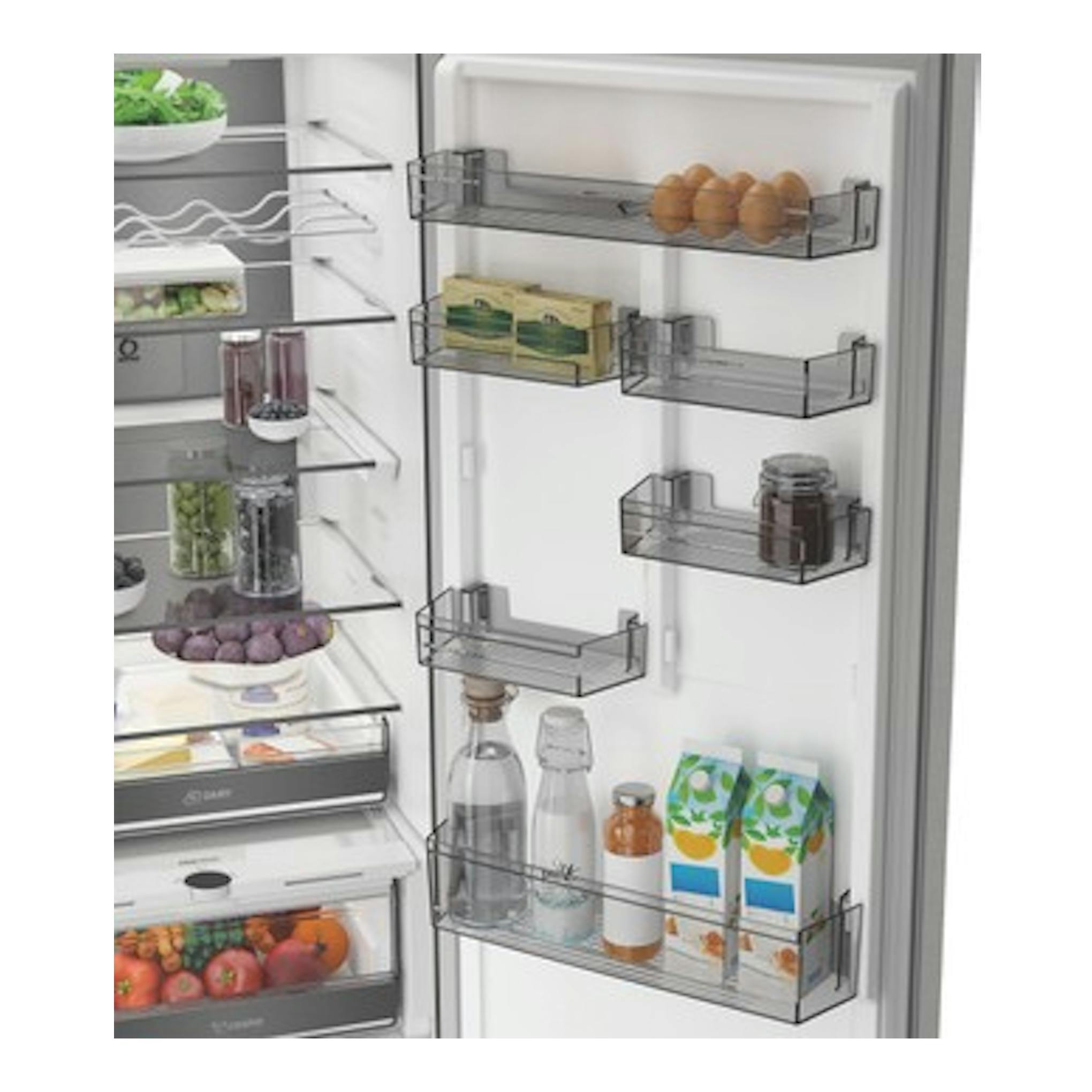 Interior de puerta de frigorífico Whirlpool WHK 26412 X5EE1 en gris, con estantes y alimentos.