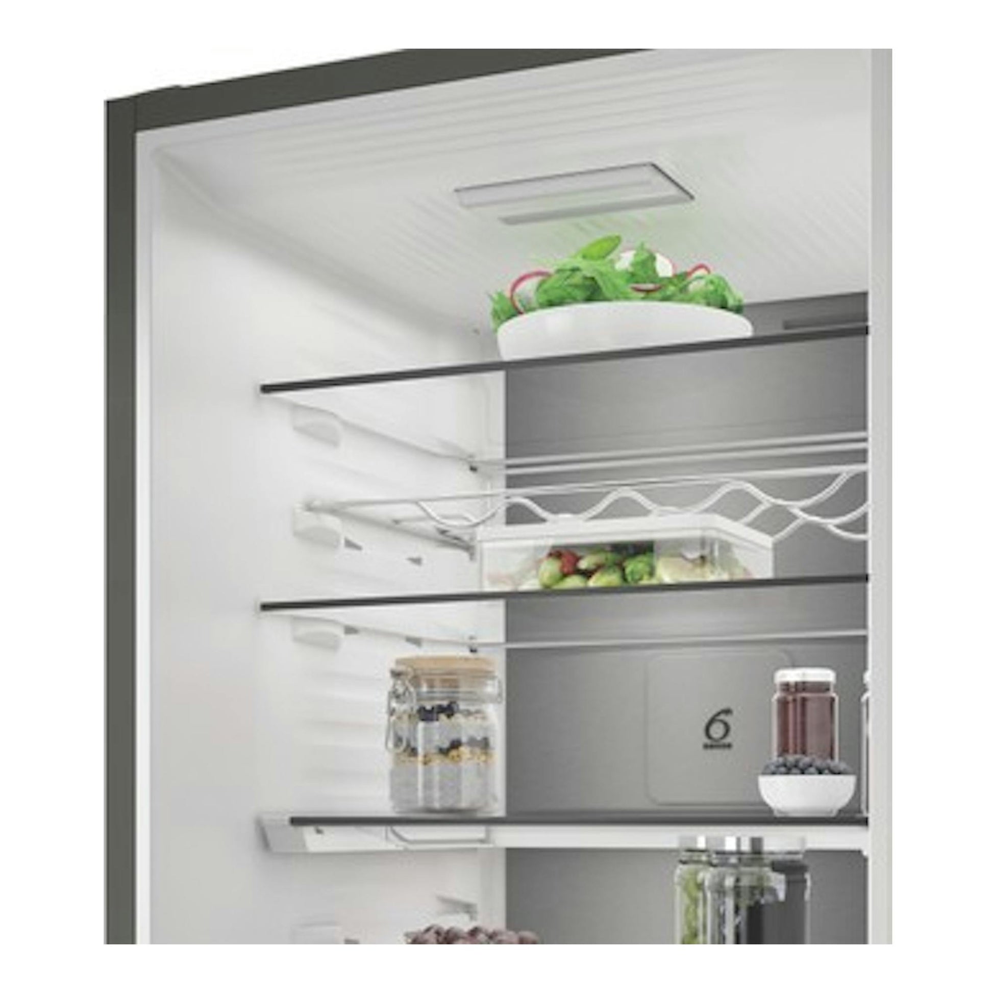 Interior de frigorífico combi Whirlpool WHK 26412 X5EE1 en gris, con estantes de cristal y alimentos.