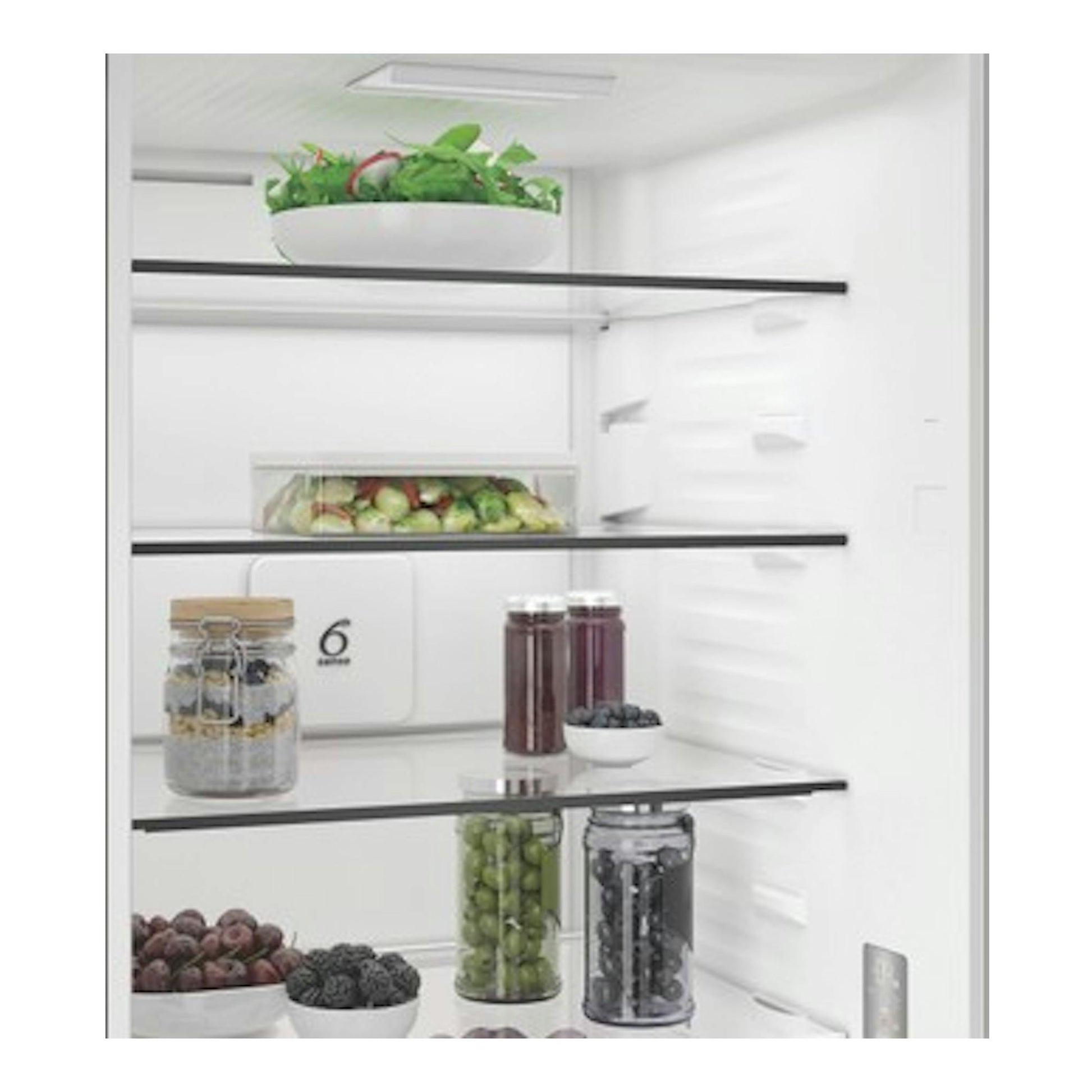 Interior de frigorífico Whirlpool WHK 26413 X6EE con estantes de vidrio y alimentos.