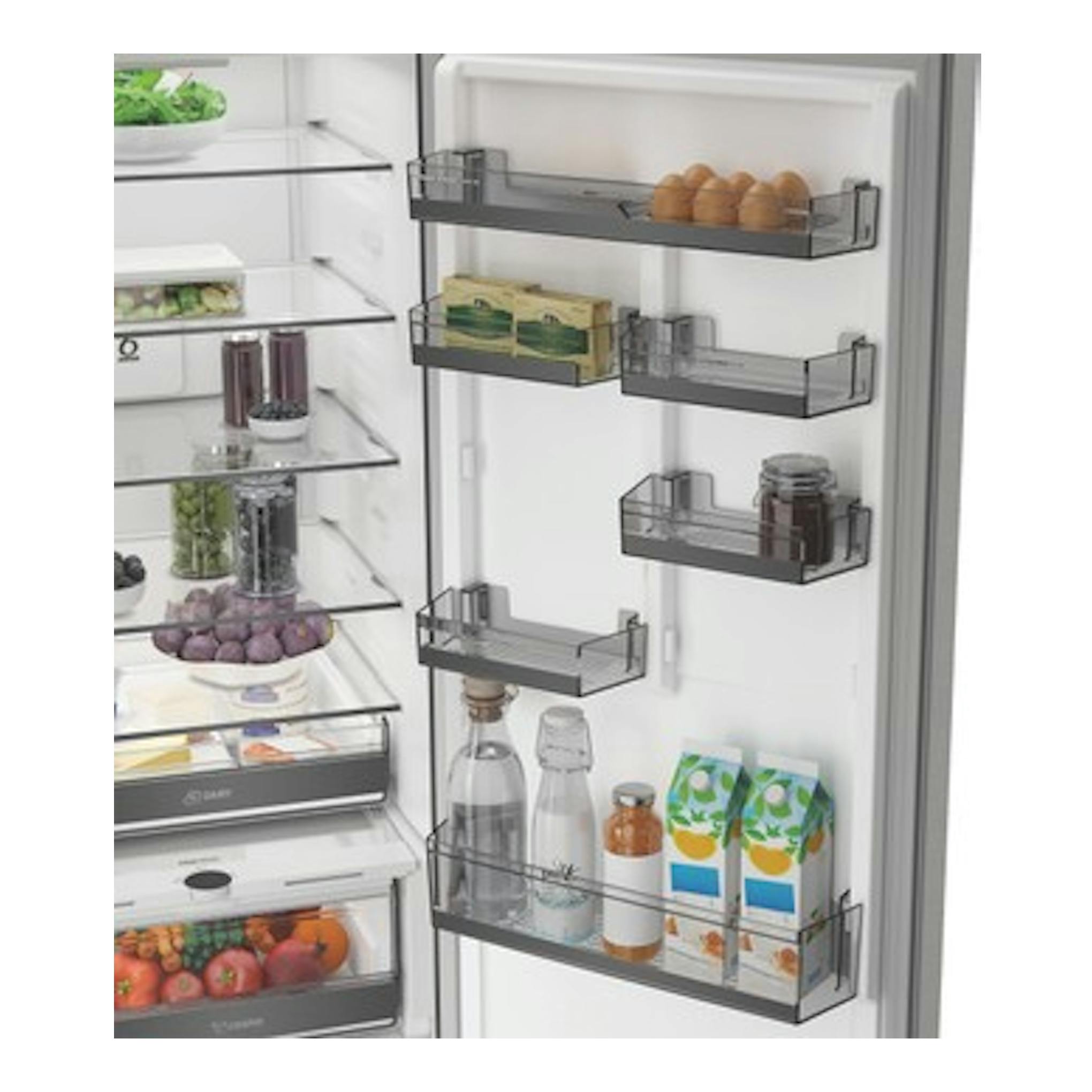 Frigorífico combi Whirlpool WHK 26413 X6EE, vista frontal del interior de la puerta con huevos, botellas y envases.