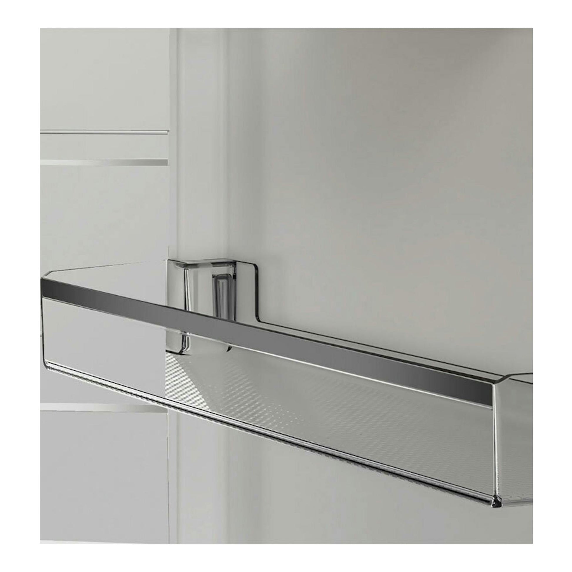 Frigorífico combi Whirlpool WHK25364W4E blanco, detalle en primer plano del tirador cromado horizontal.