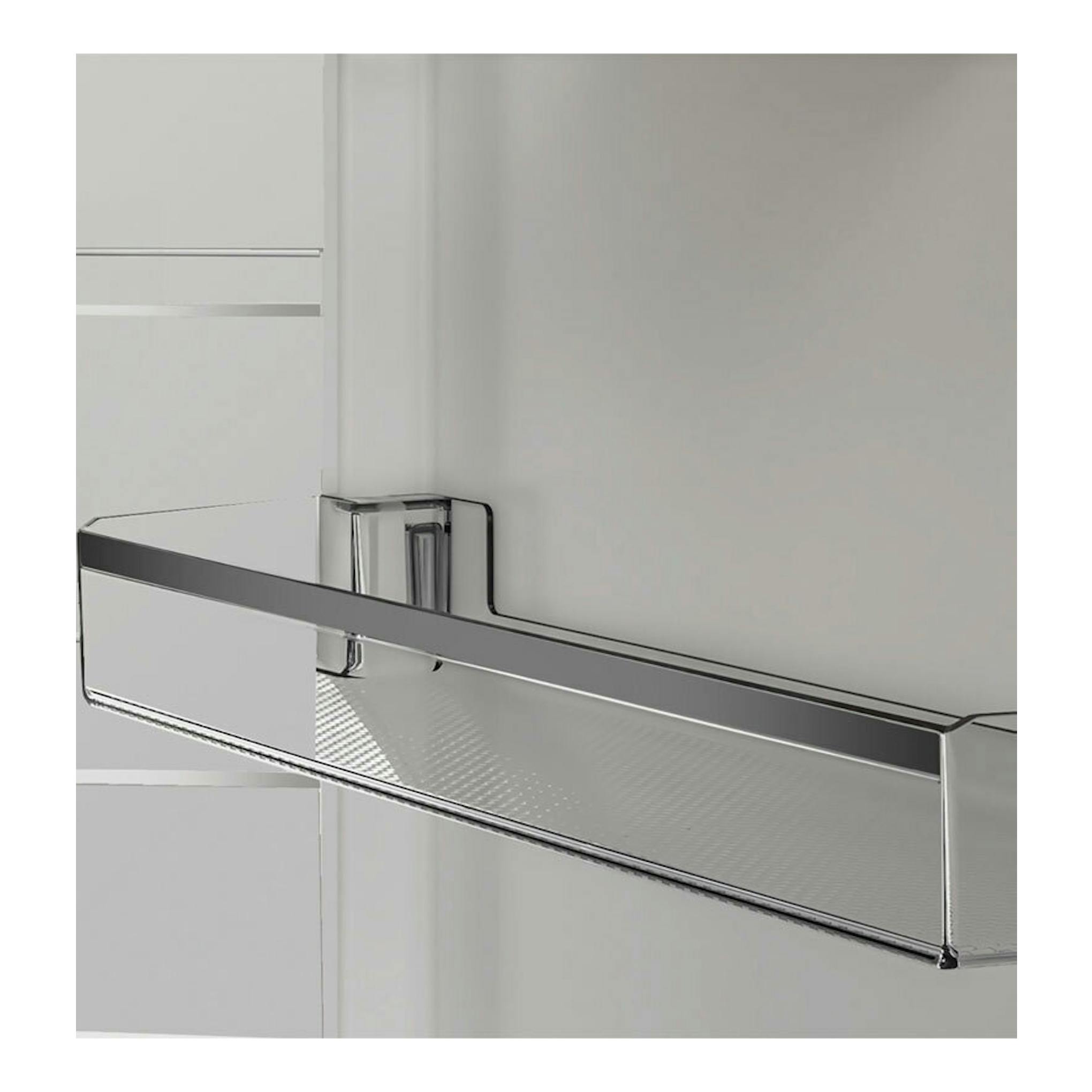 Frigorífico combi Whirlpool WHK25364W4E blanco, detalle en primer plano del tirador cromado horizontal.