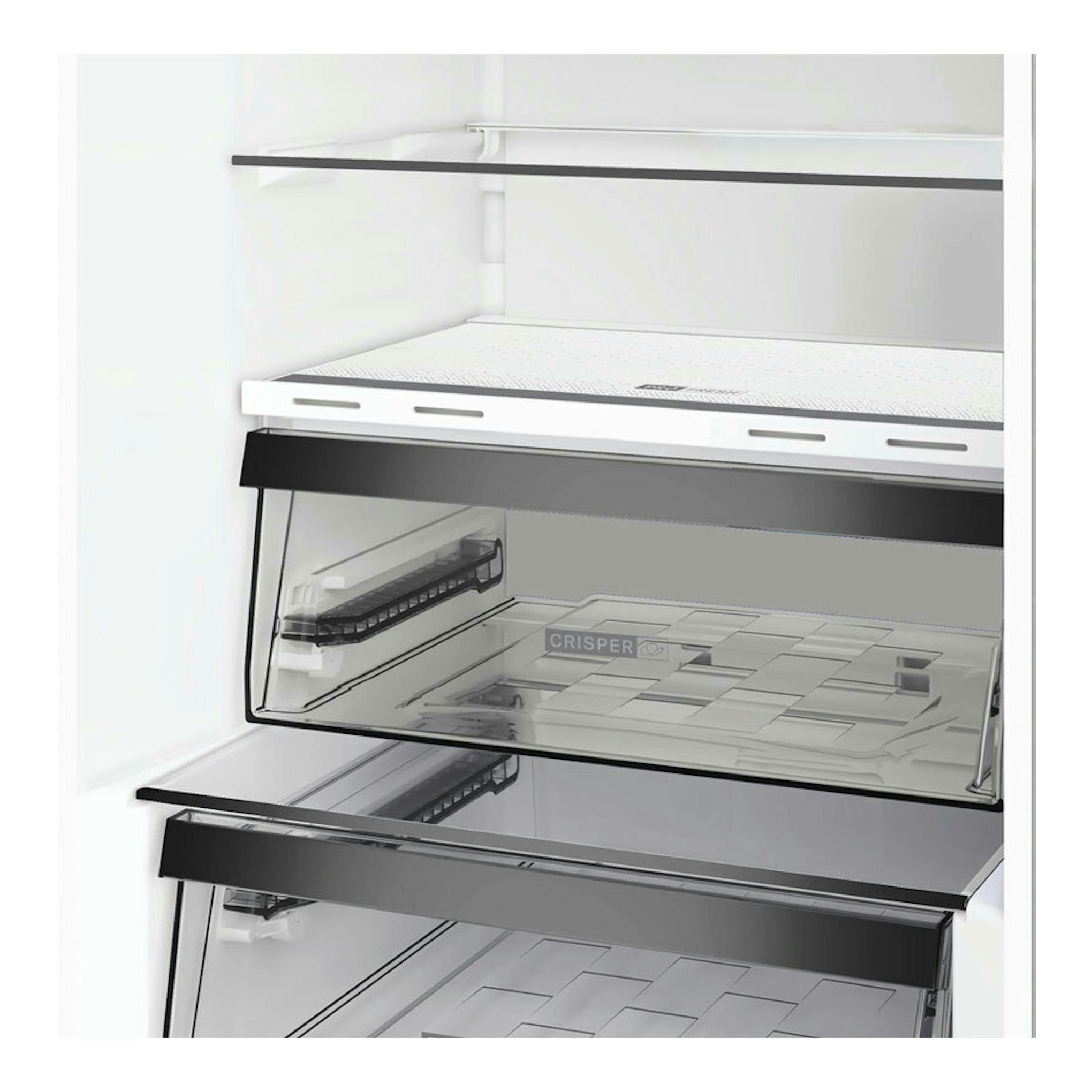 Interior de frigorífico combi Whirlpool WHK25364W5E blanco, vista frontal de baldas y cajón crisper.