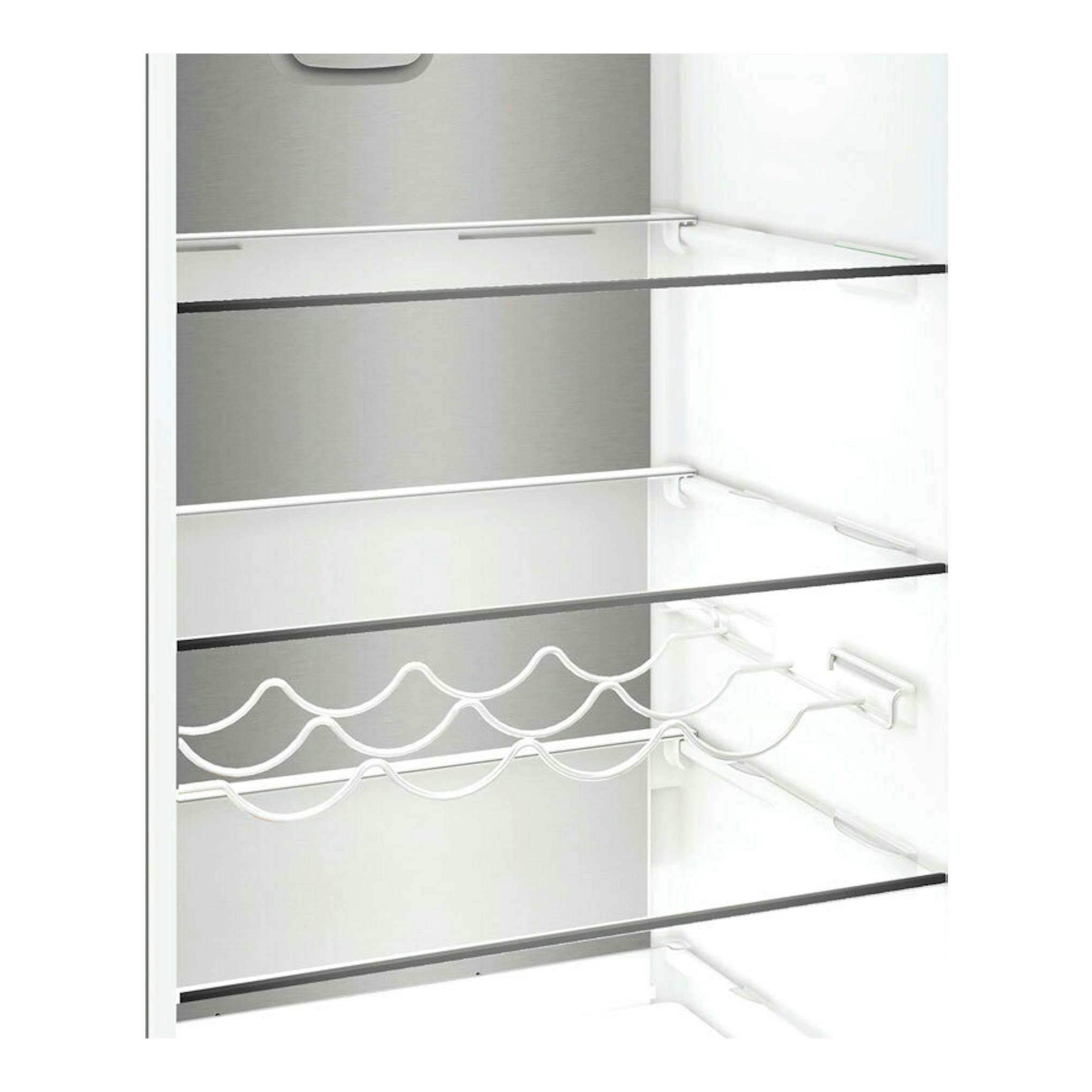 Interior de frigorífico Whirlpool WHK25404XP8E en inox, con estantes de vidrio y botellero, vista frontal.