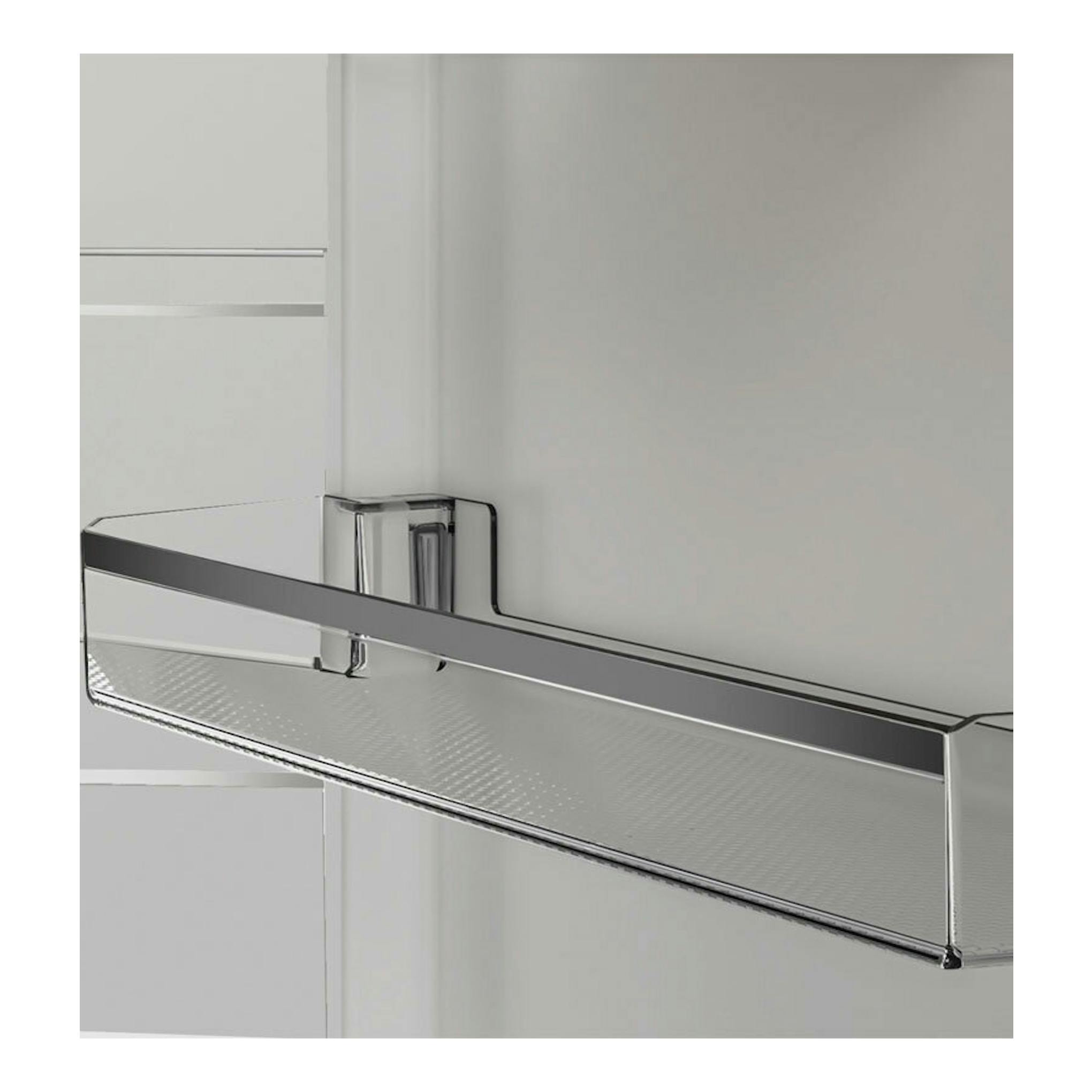 Frigorífico combi Whirlpool WHK25404XP8E, detalle en primer plano de la balda transparente de la puerta.