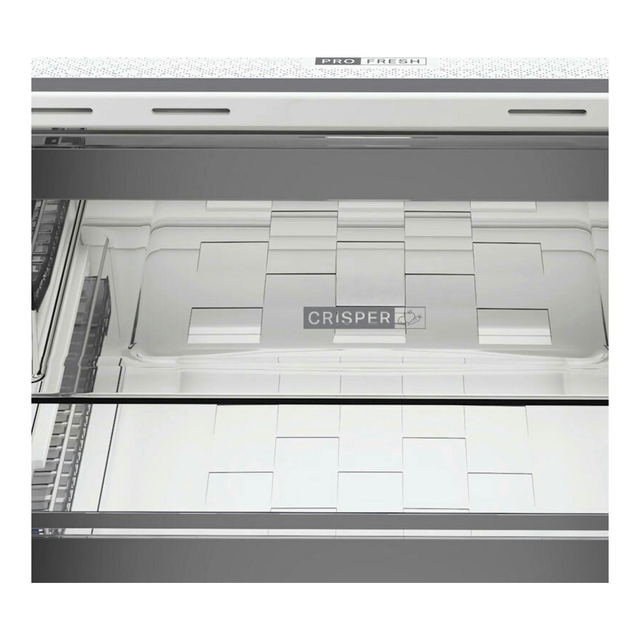 Interior de frigorífico combi Whirlpool WHK26404XP5E Pearl Inox, vista frontal con cajón CRISPER blanco.