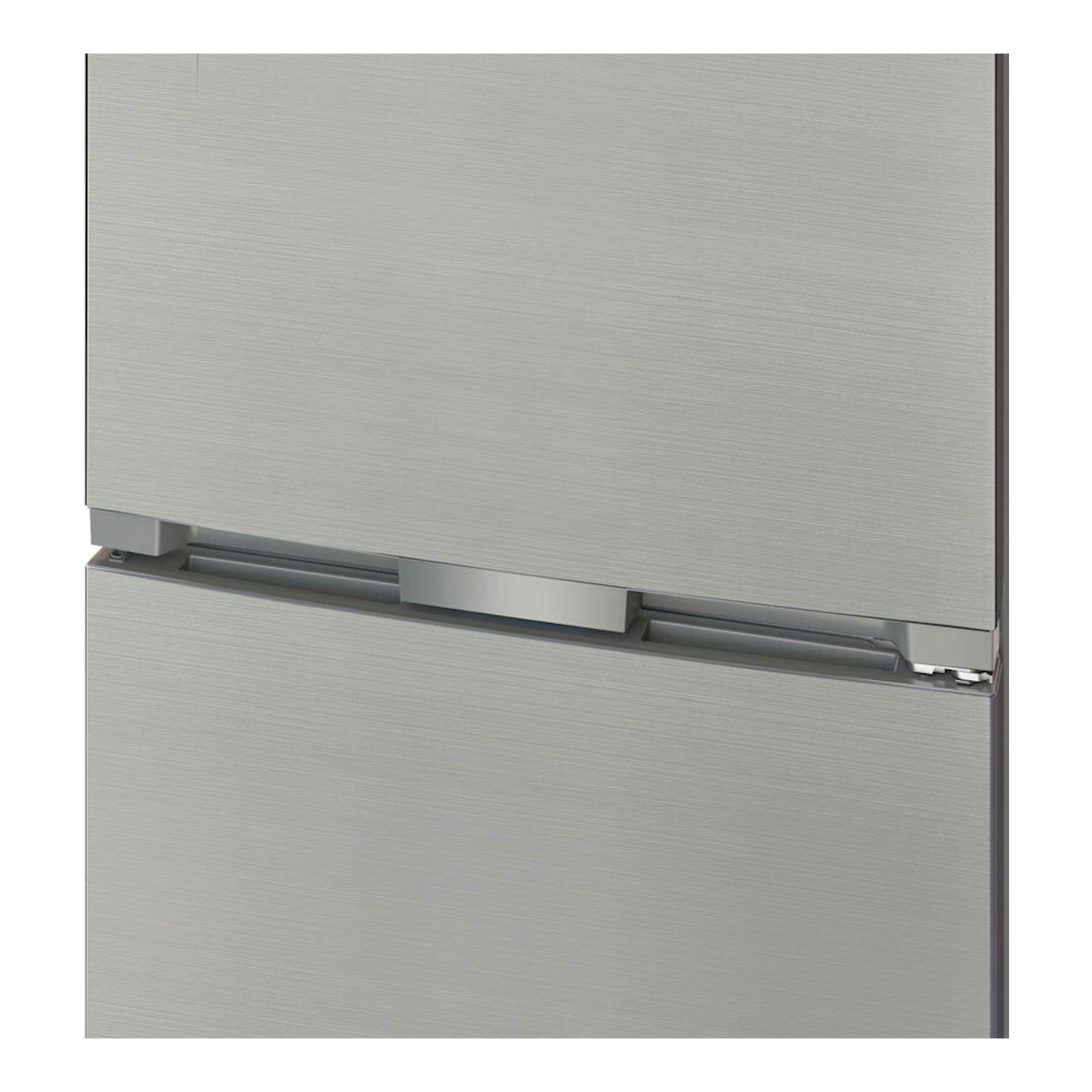 Frigorífico combi Whirlpool WHK26493X5E inox, vista frontal parcial de las puertas y la bisagra.