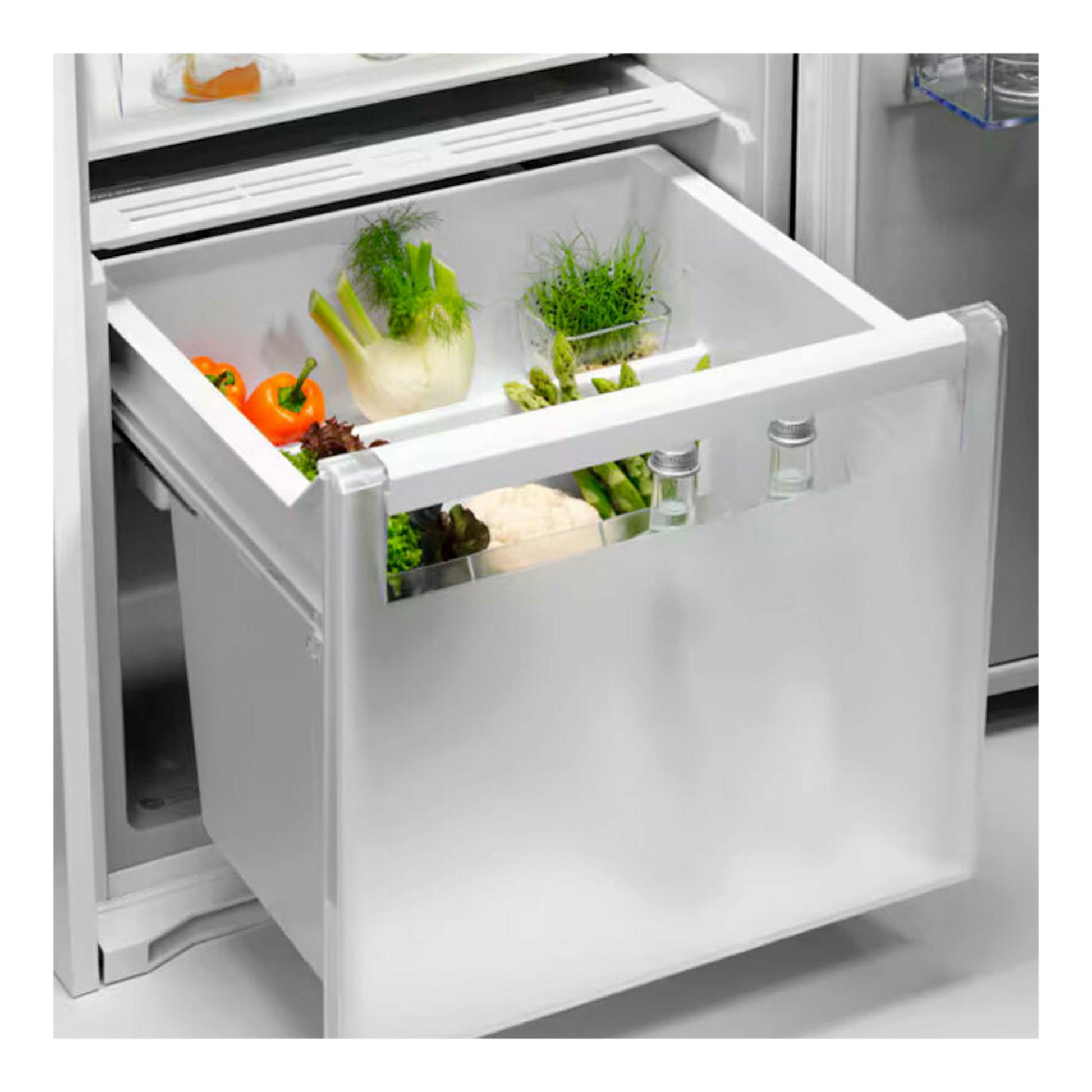 Frigorífico integrable Electrolux ERD6DE18S1, vista frontal, cajón abierto blanco con verduras y botellas.