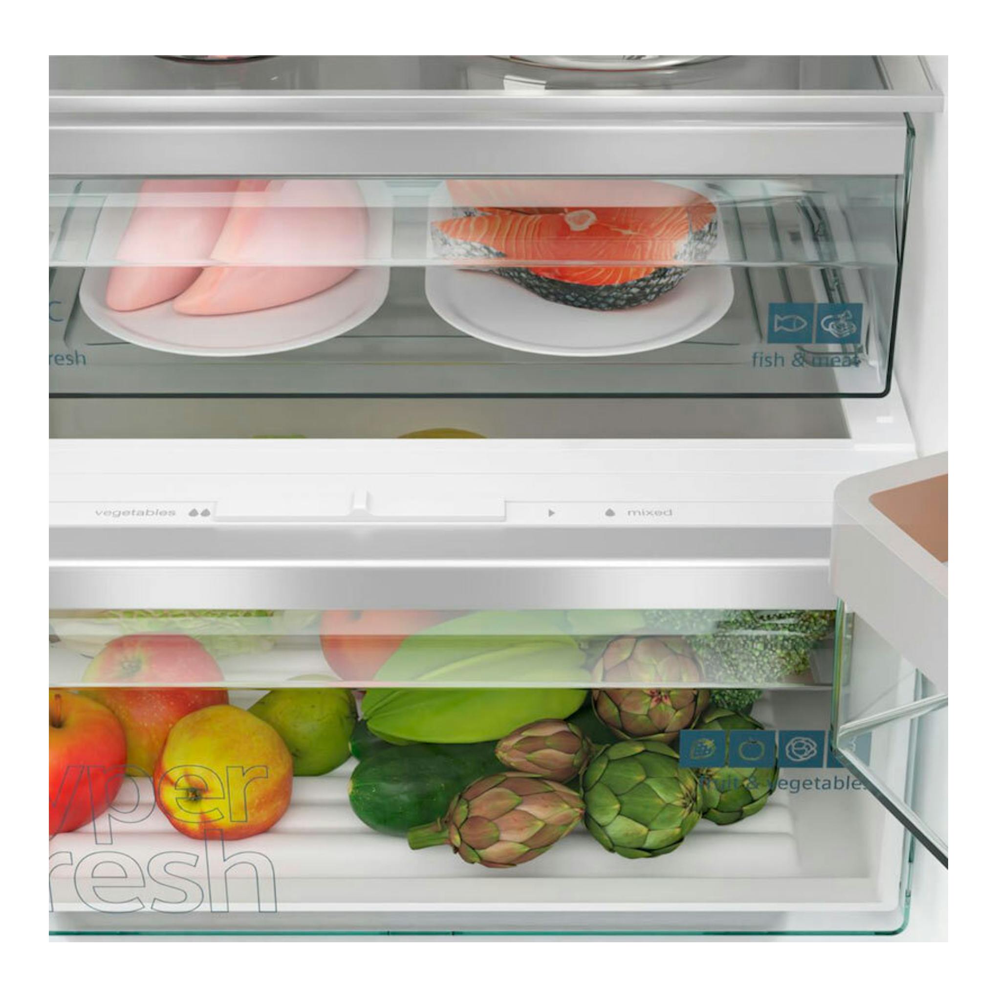 Interior de frigorífico combi integrable, vista frontal, con cajones abiertos: carne y pescado arriba, frutas y verduras abajo.