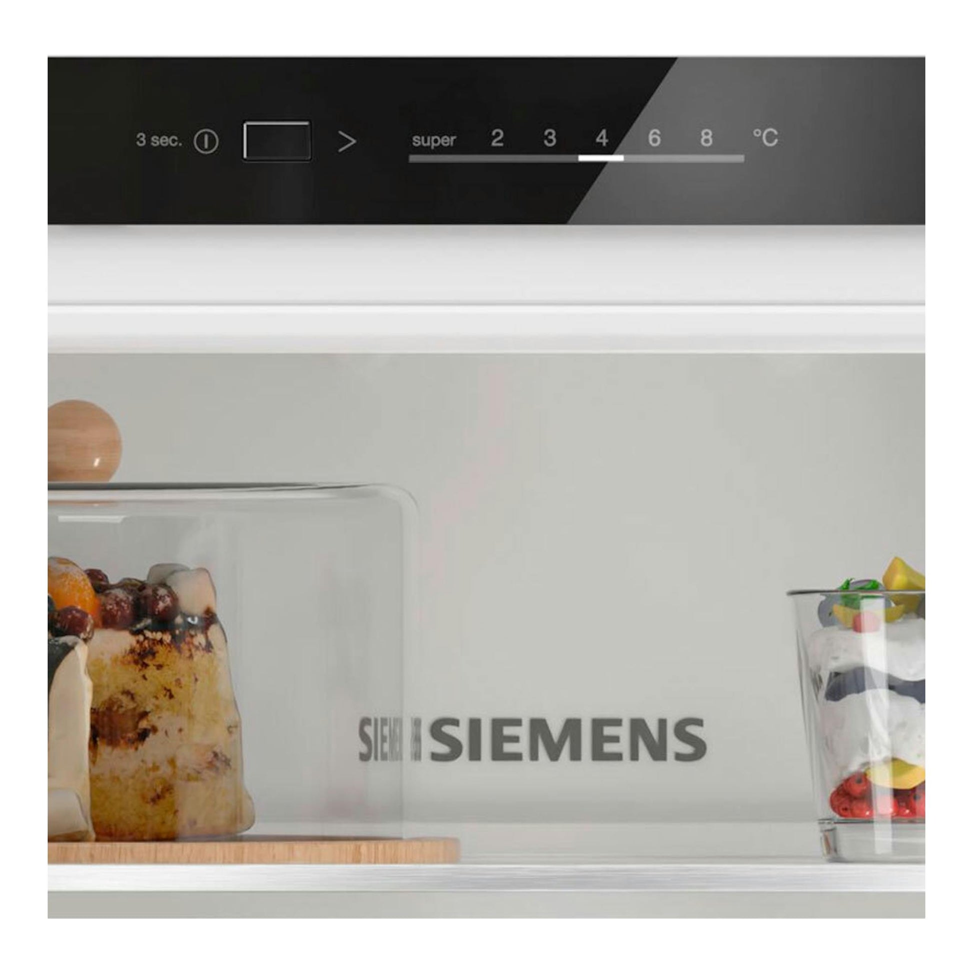 Frigorífico integrable combi Siemens KI86VVSE0, vista frontal del interior blanco con panel de control negro.
