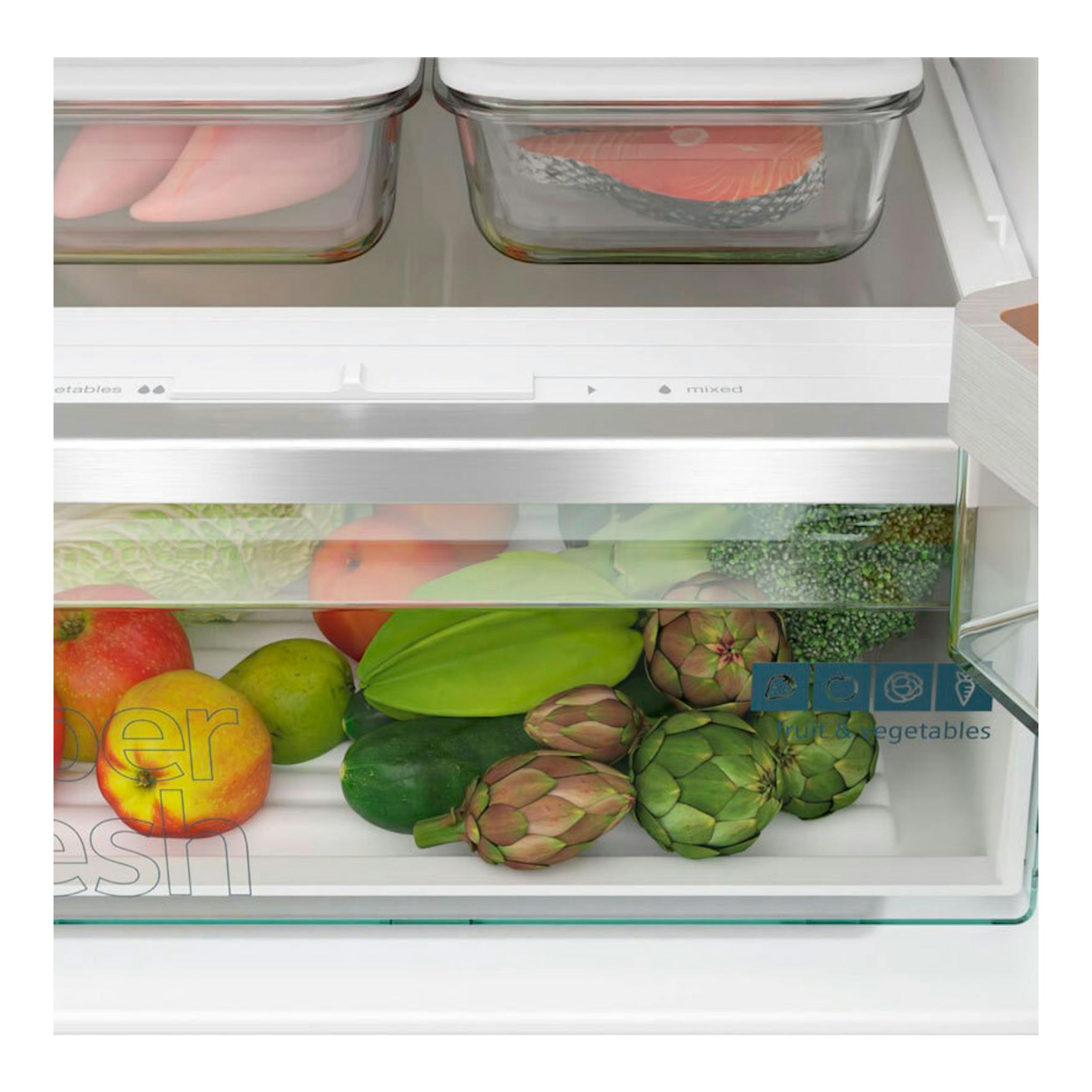 Frigorífico integrable Siemens KI86VVSE0, vista frontal del interior con cajones y frutas y verduras.