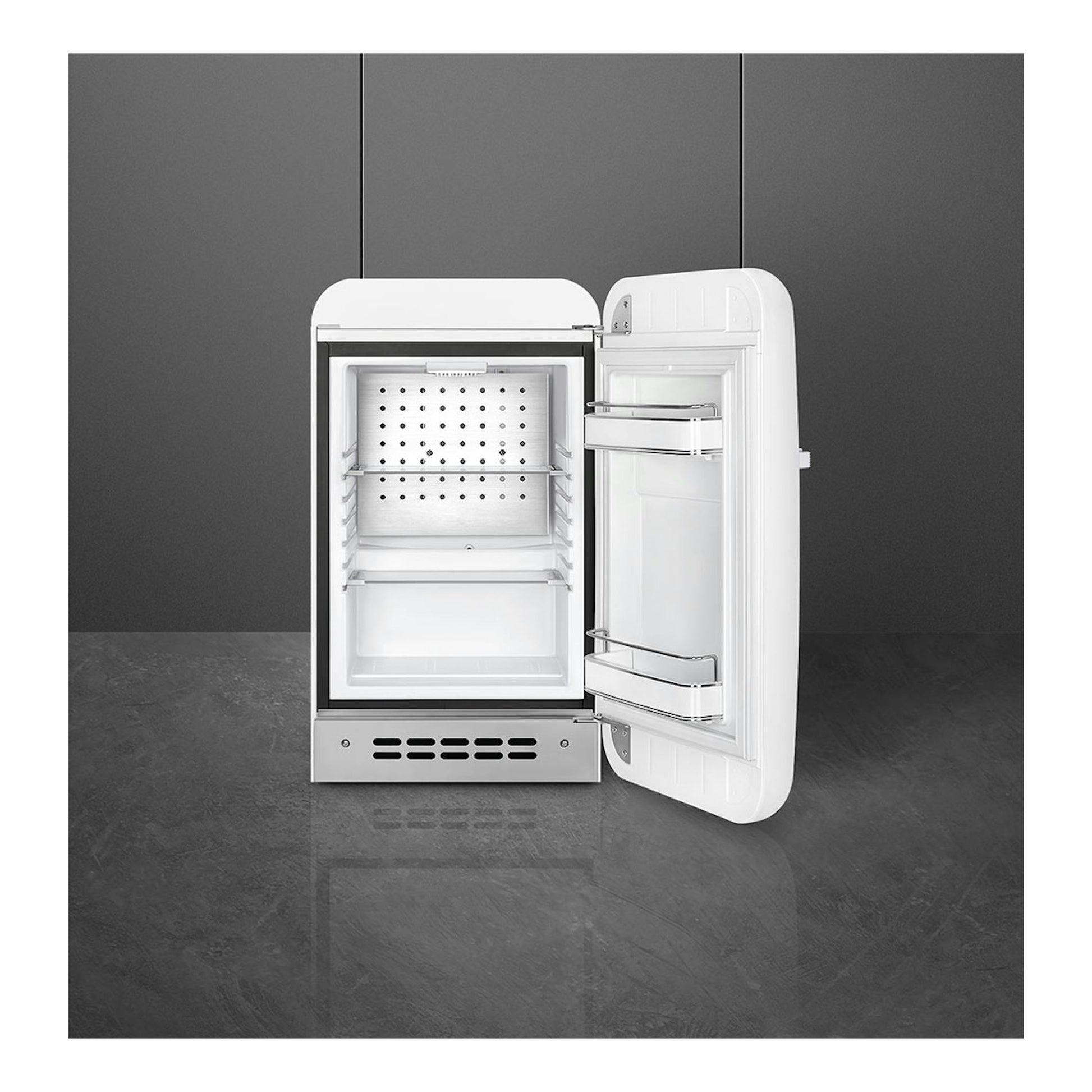 Frigorífico Smeg FAB5RWH5 blanco, vista frontal con la puerta abierta y estantes interiores visibles.