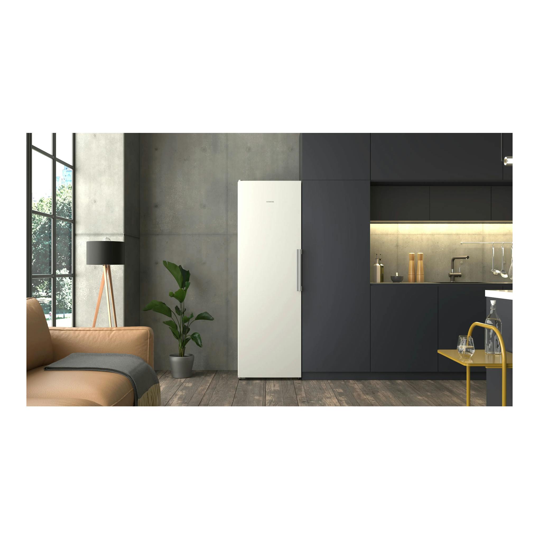 Frigorífico Siemens KS36NVWCG blanco, vista frontal, en cocina moderna.